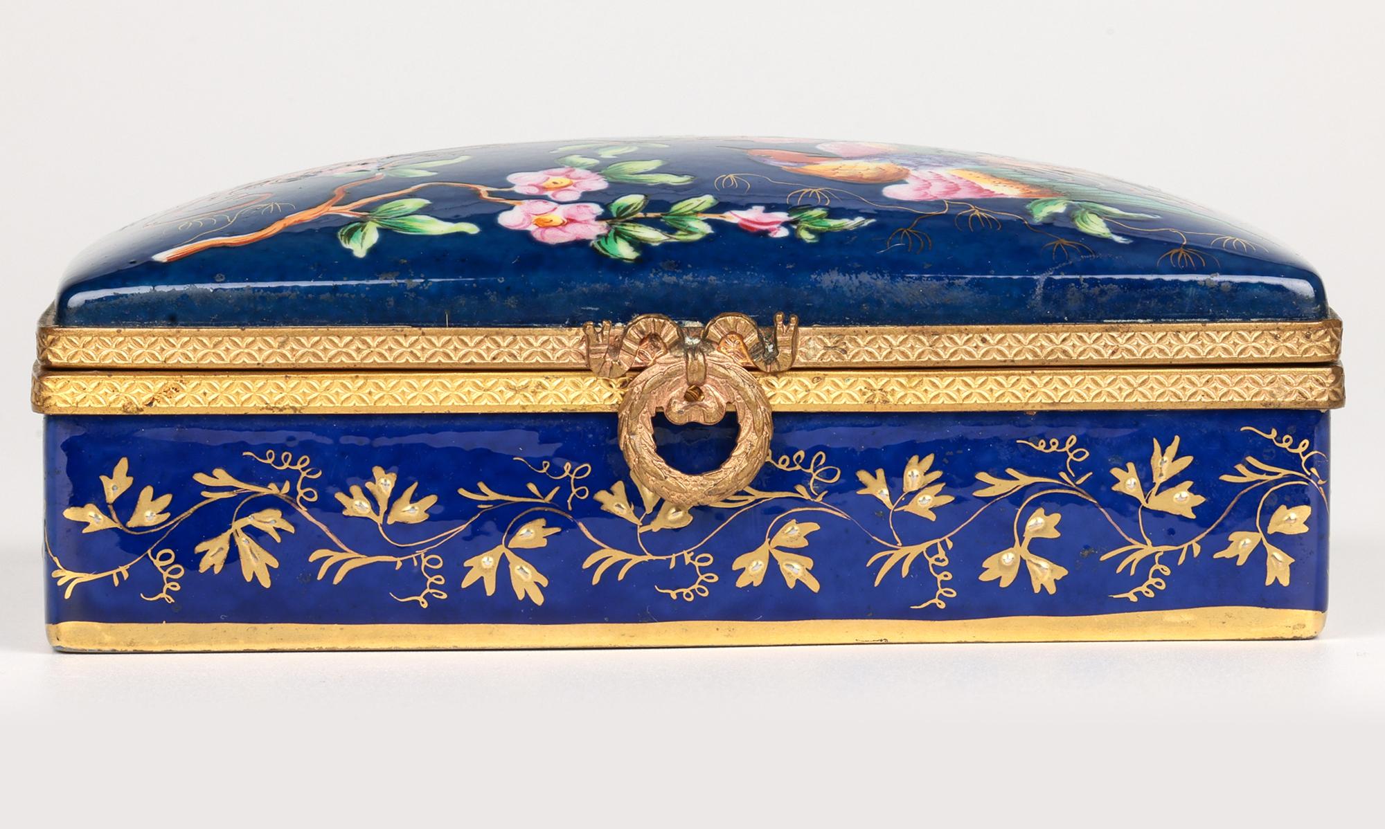 Caja de baratijas de porcelana con tapa, pintada a mano en Limoges y montada sobre metal Francés en venta
