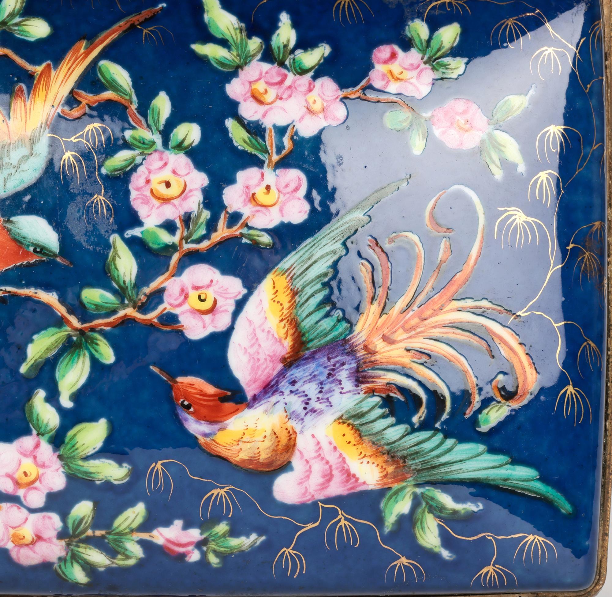 Caja de baratijas de porcelana con tapa, pintada a mano en Limoges y montada sobre metal Dorado en venta
