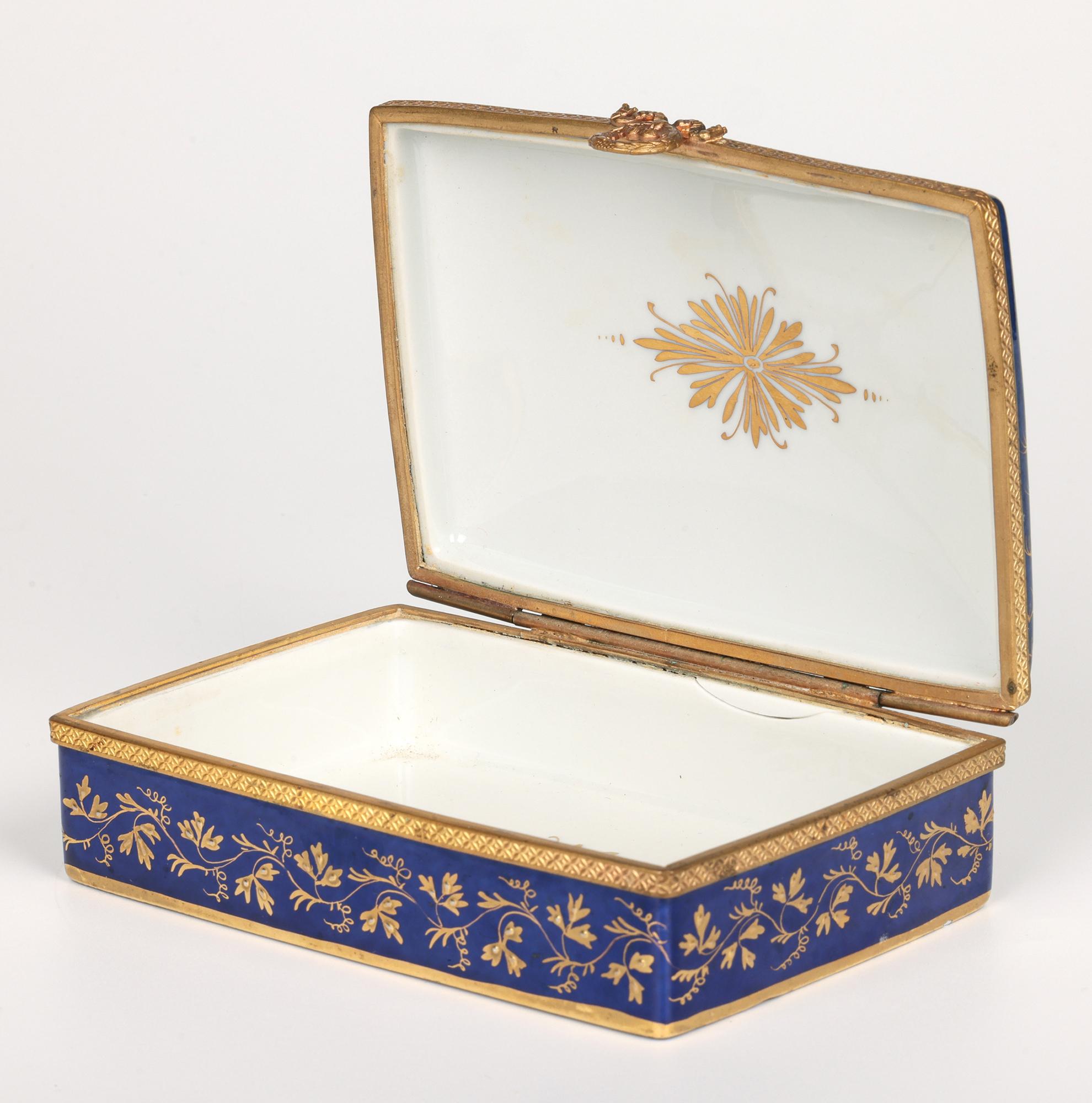 Caja de baratijas de porcelana con tapa, pintada a mano en Limoges y montada sobre metal en Bueno estado para la venta en Bishop's Stortford, Hertfordshire
