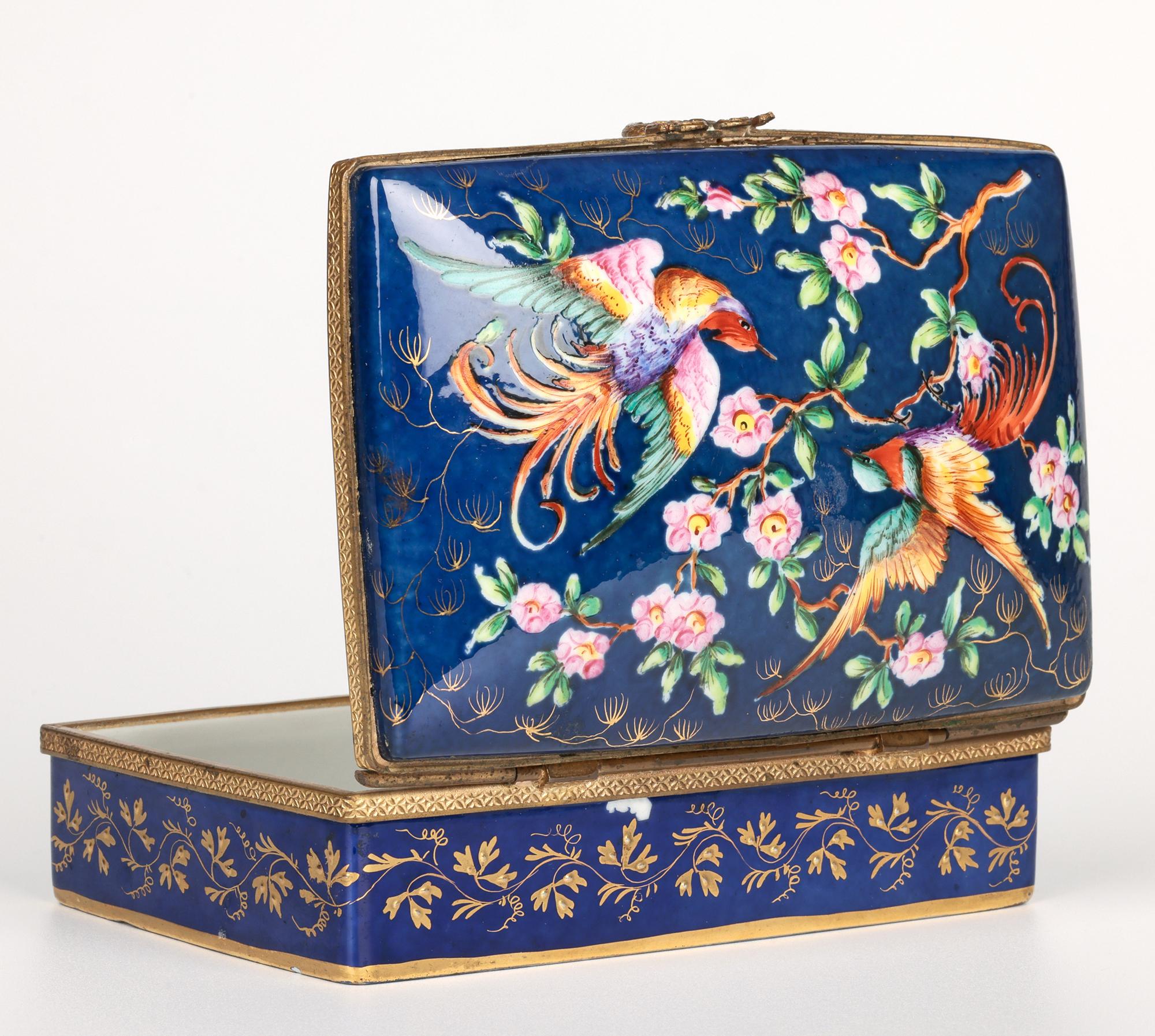 Caja de baratijas de porcelana con tapa, pintada a mano en Limoges y montada sobre metal siglo XIX en venta