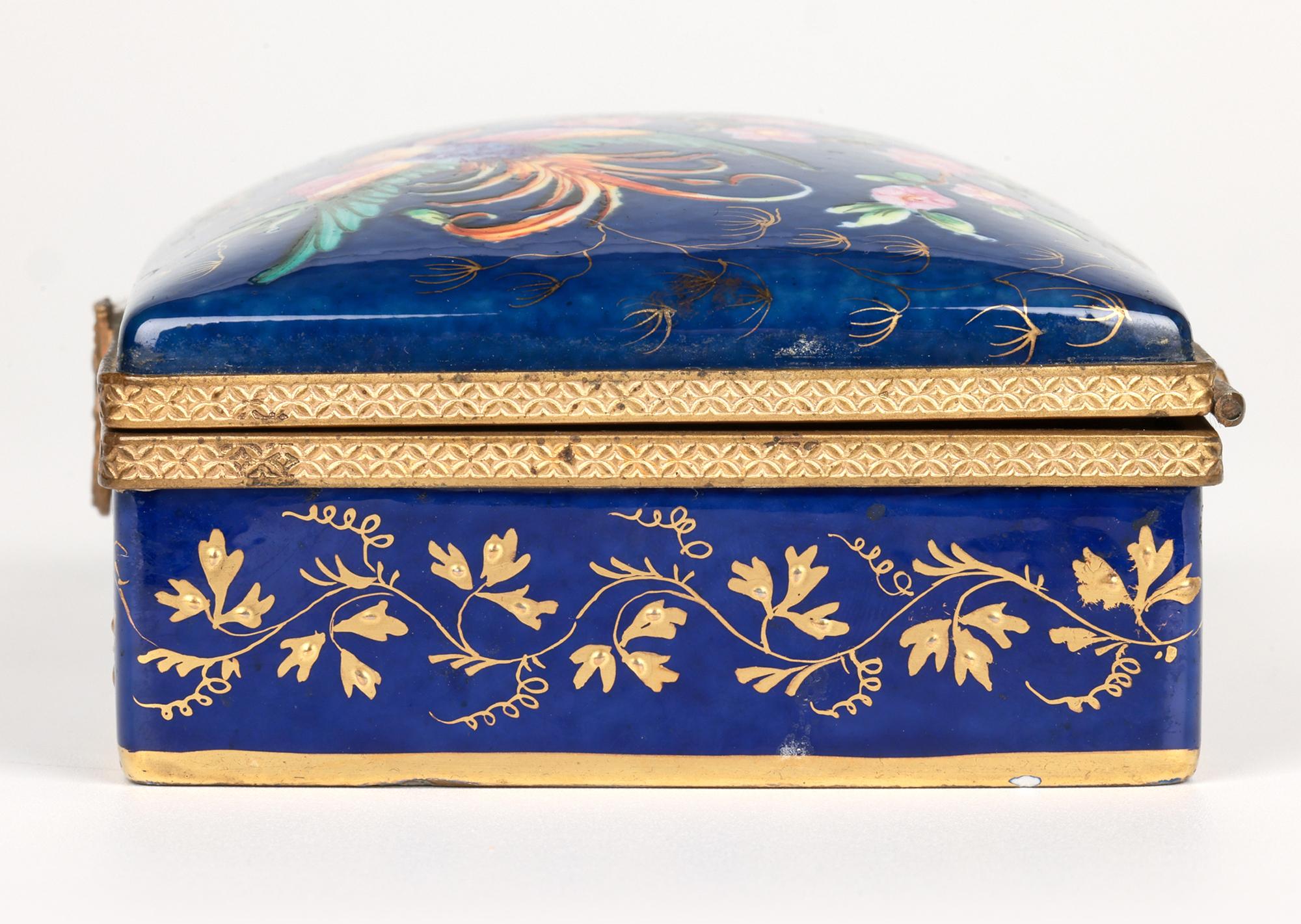 Caja de baratijas de porcelana con tapa, pintada a mano en Limoges y montada sobre metal Latón en venta