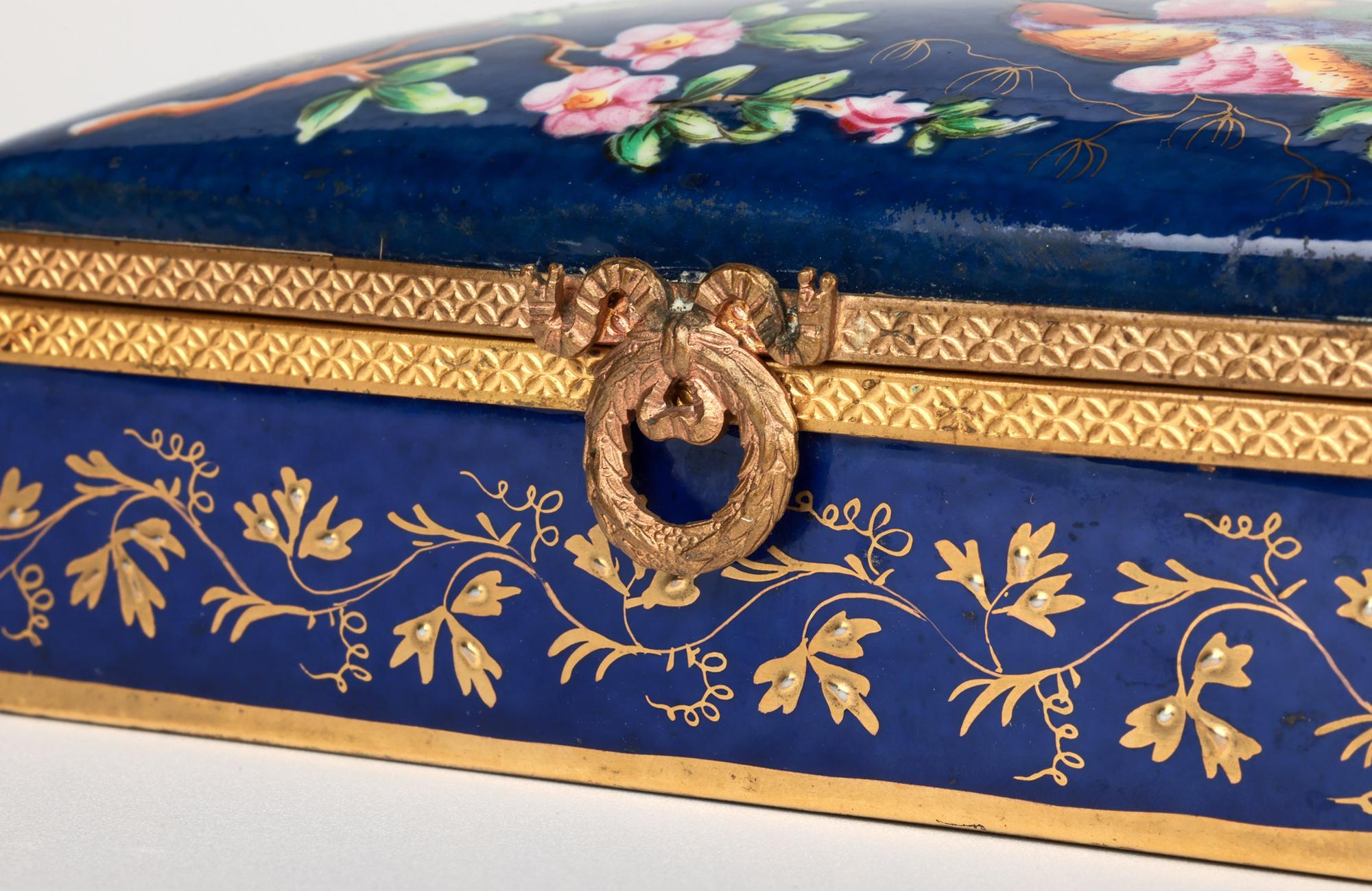 Caja de baratijas de porcelana con tapa, pintada a mano en Limoges y montada sobre metal en venta 1