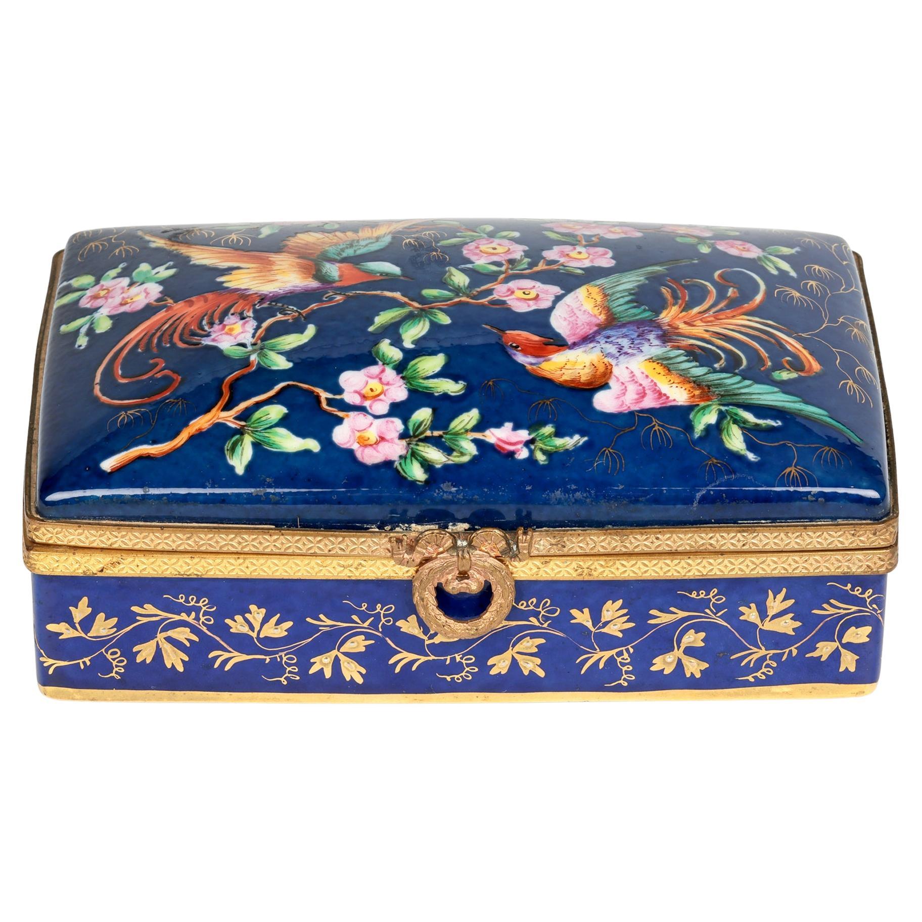 Caja de baratijas de porcelana con tapa, pintada a mano en Limoges y montada sobre metal en venta
