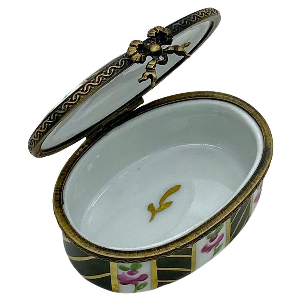 Limoges Hand-painted Trinket Box In Good Condition In Atlanta, GA