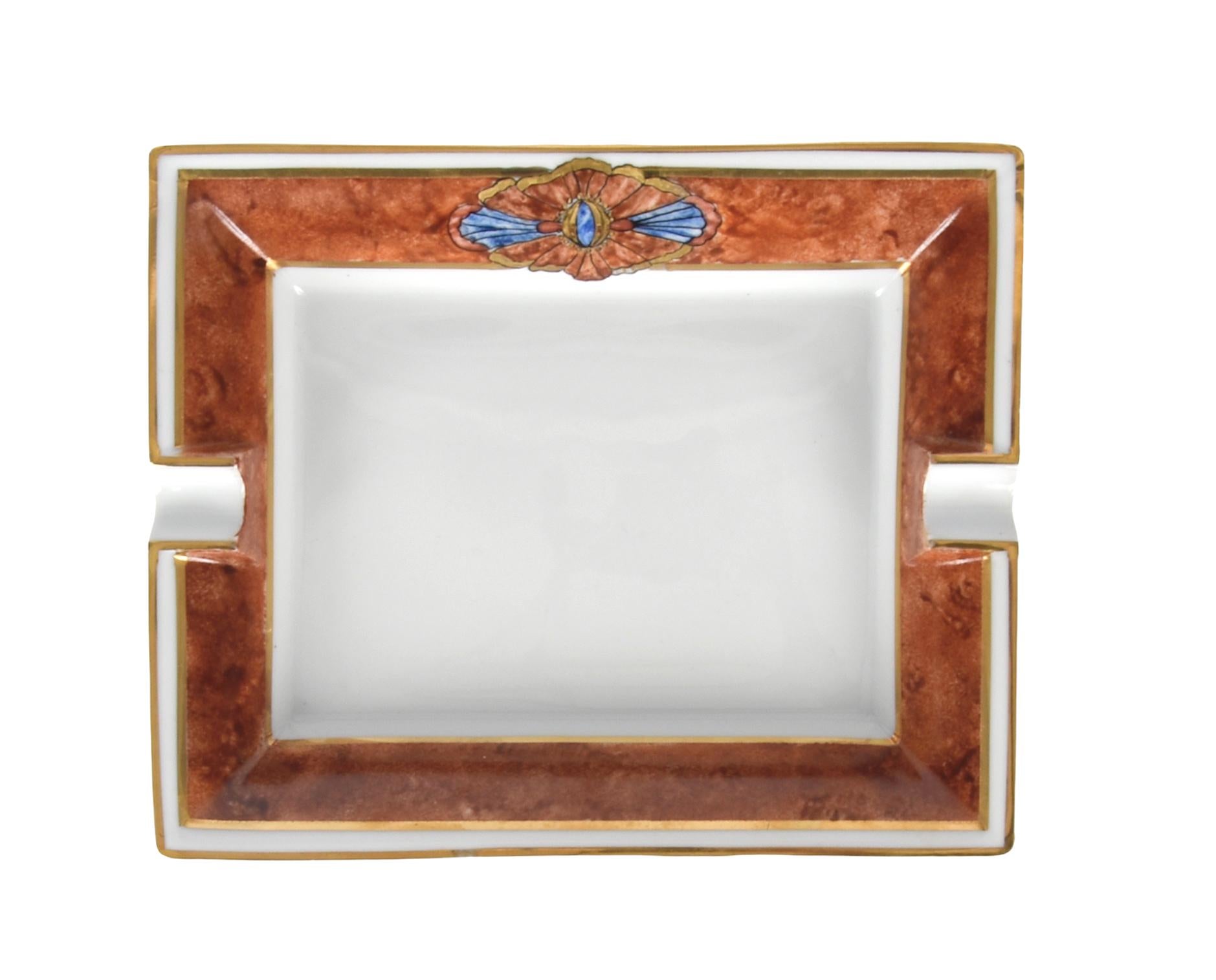 Limoges Midcentury Hand-Painted by Cevoli White Porcelain French Ashtray, 1980s In Good Condition For Sale In Roma, IT
