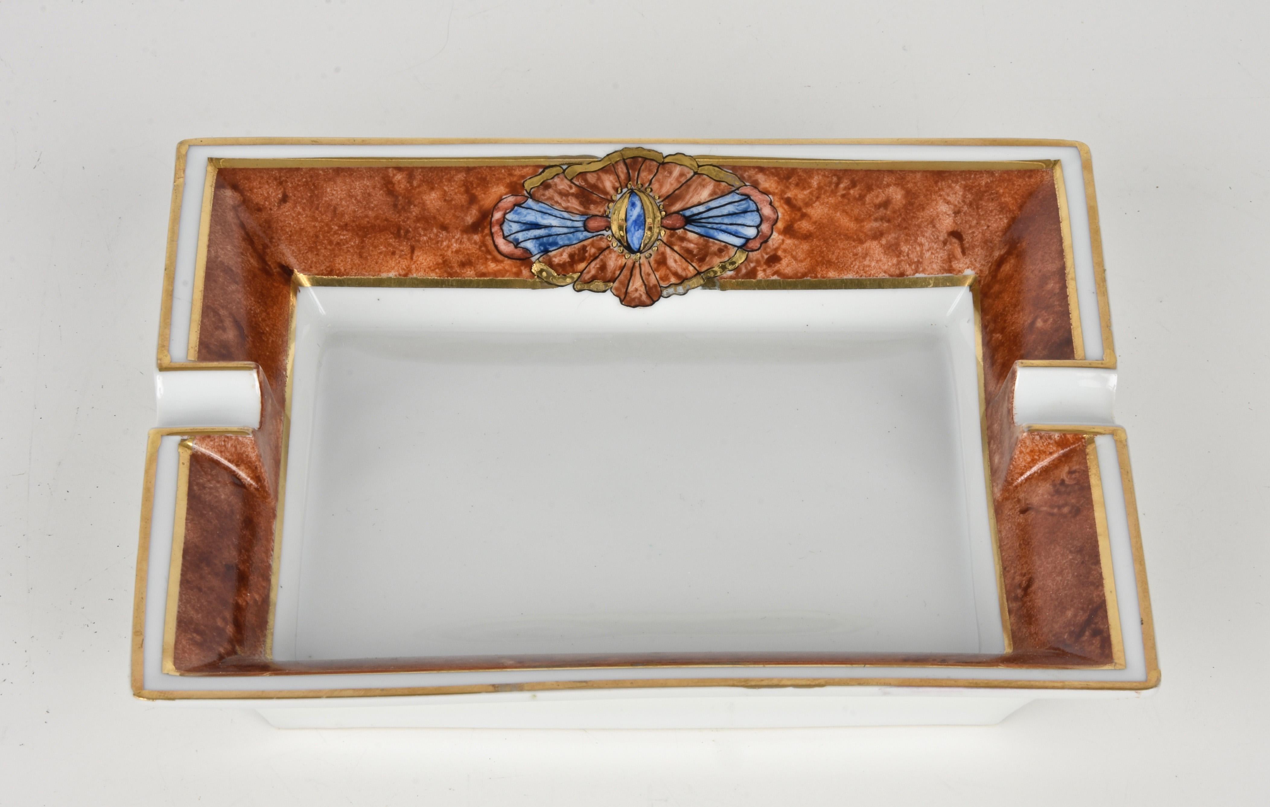Ceramica Posacenere francese in porcellana bianca di Limoges del Medioevo dipinto a mano da Cevoli, anni '80 in vendita