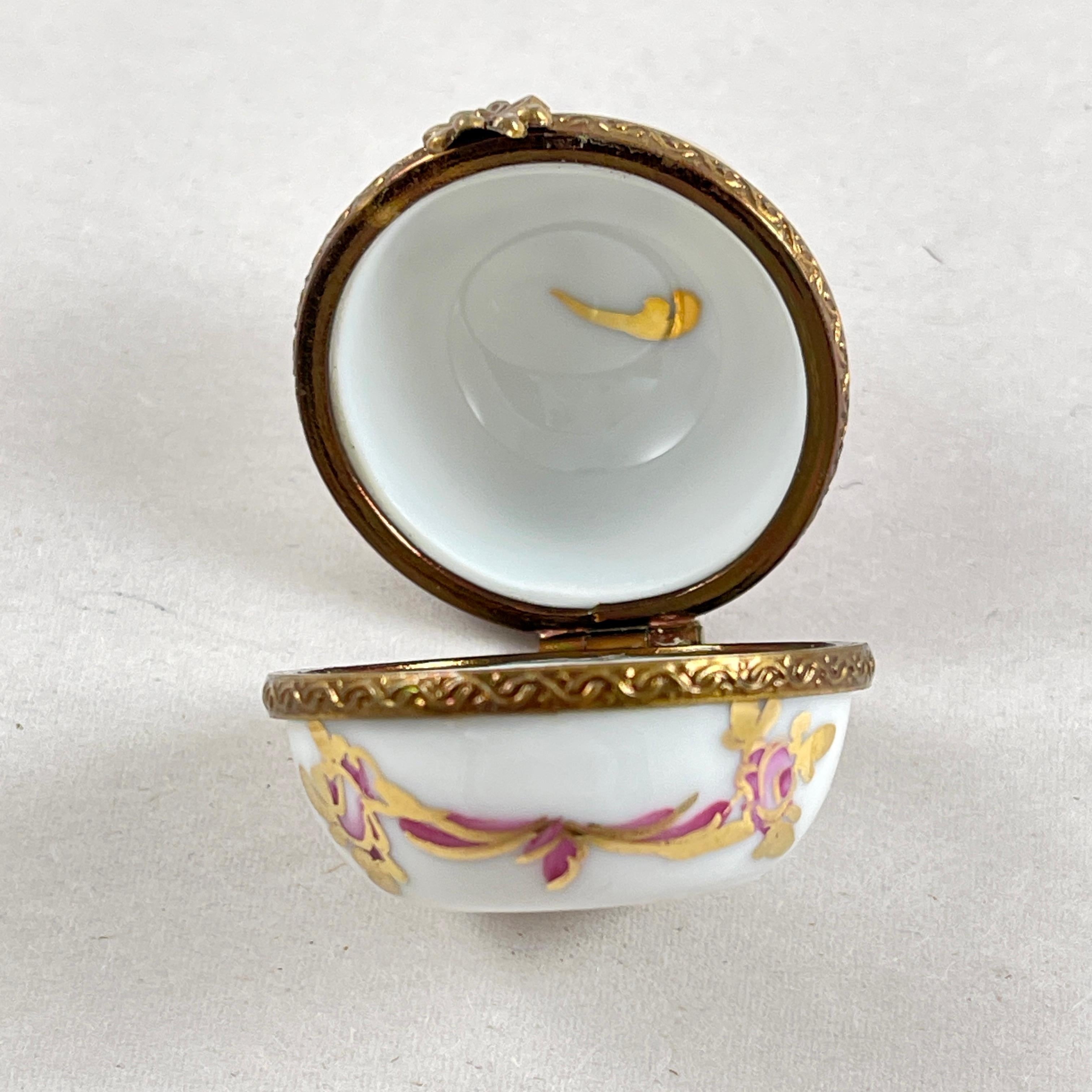 Limoges Paris Round Rose & Gold Vintage Trinket Box For Sale 1