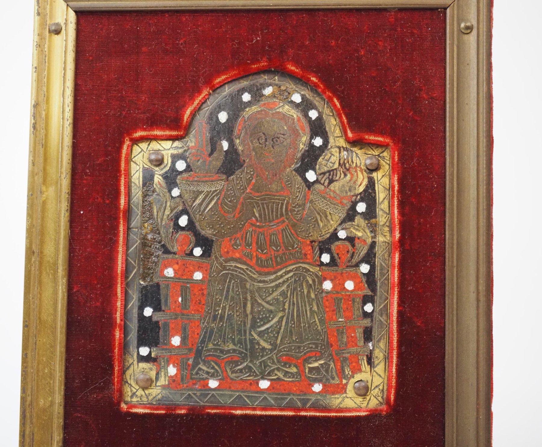 Plaque de Limoges en forme d'arc émaillé avec le Christ Salvator Mundi en émail champlevé. 
Elle était placée à l'extrémité arrière d'une croix de procession. 
Espagne, Navarre, début du XIVe siècle.

Dimensions : 10 x 8 cm : 10 x 8 cm.
Cadre inclus