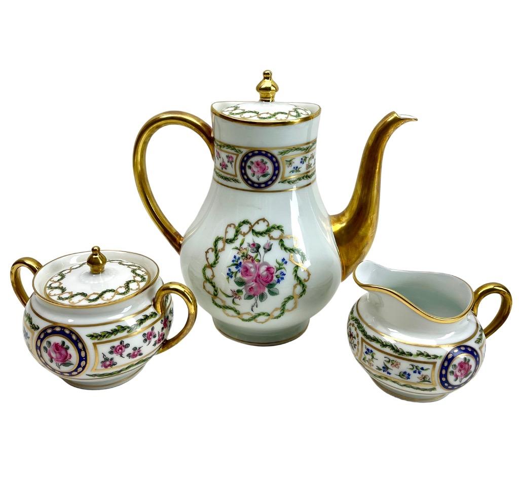 Limoges Pocelain Louveciennes 'Stamp' Frankreich, Satz von 9 Pieces  (Porzellan) im Angebot