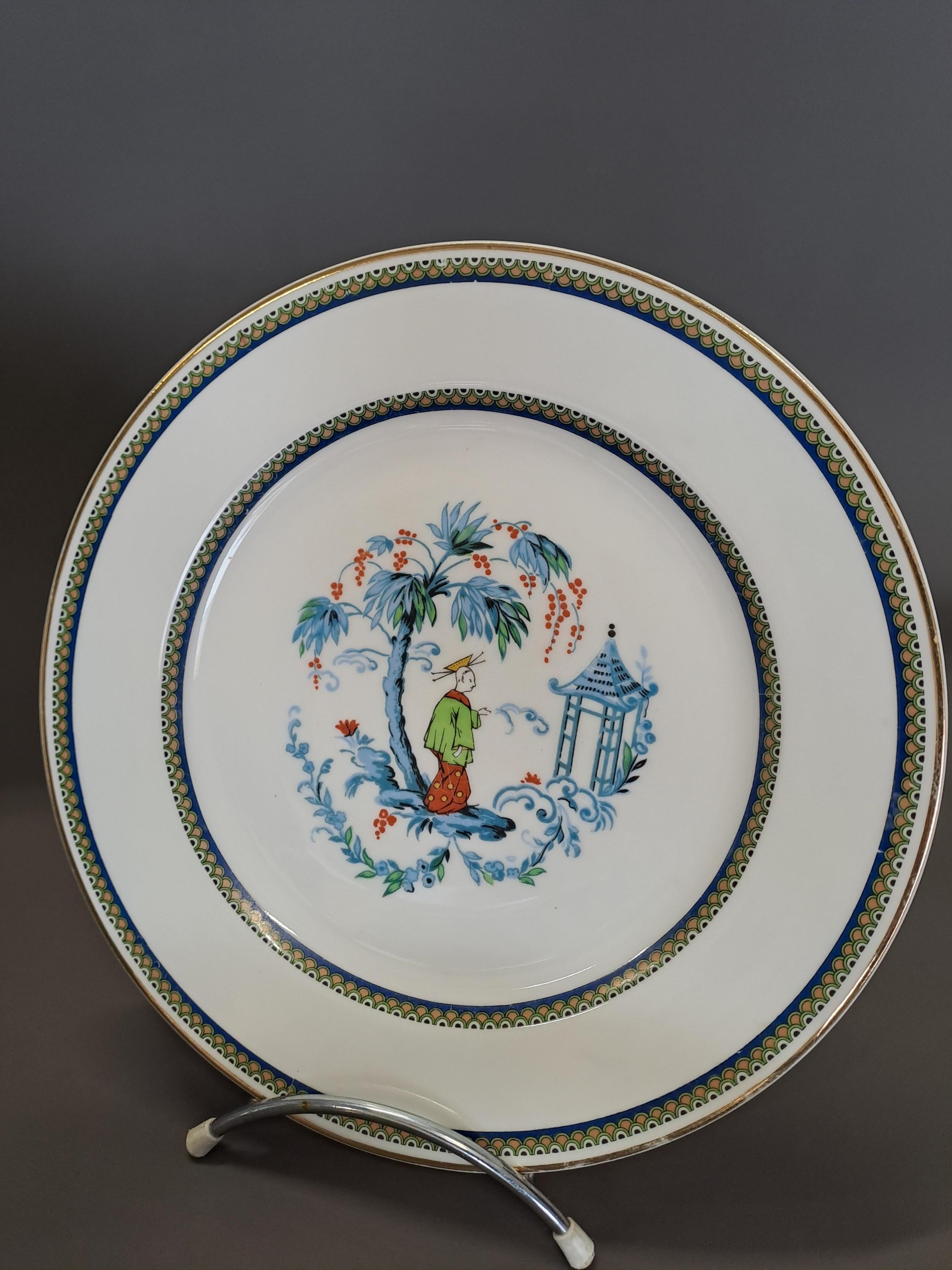 Rare Limoges porcelain cake service with lively decoration in the style of China.
Four different scenes.
8 large plates (diameter 25cm) and 2 dishes (diameter 23cm height 7cm)
Signed Raynaud et Cie for Joseph Soret in Le Havre Very good condition
