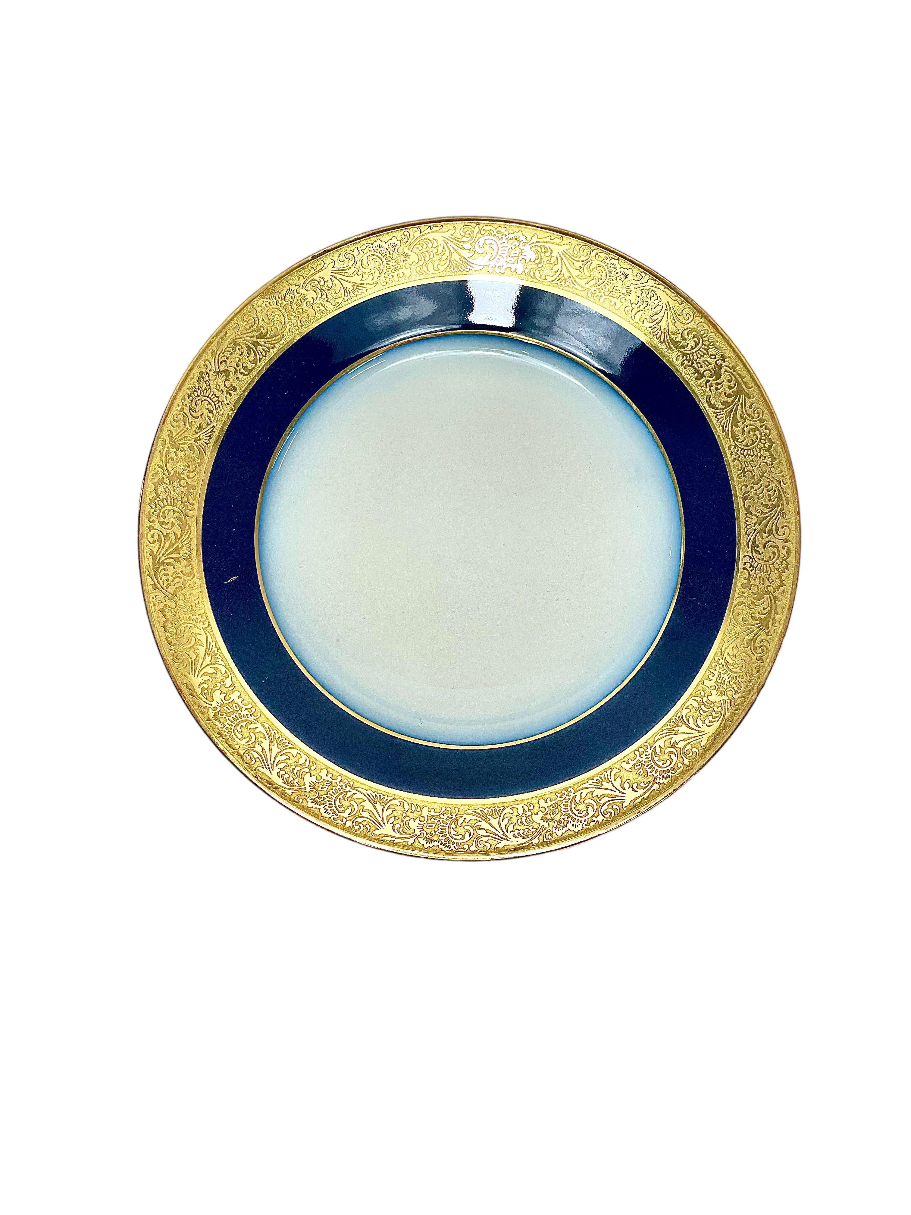 Louis XVI Service en porcelaine de Limoges émaillé dans un opulent bleu royal avec bords dorés en vente