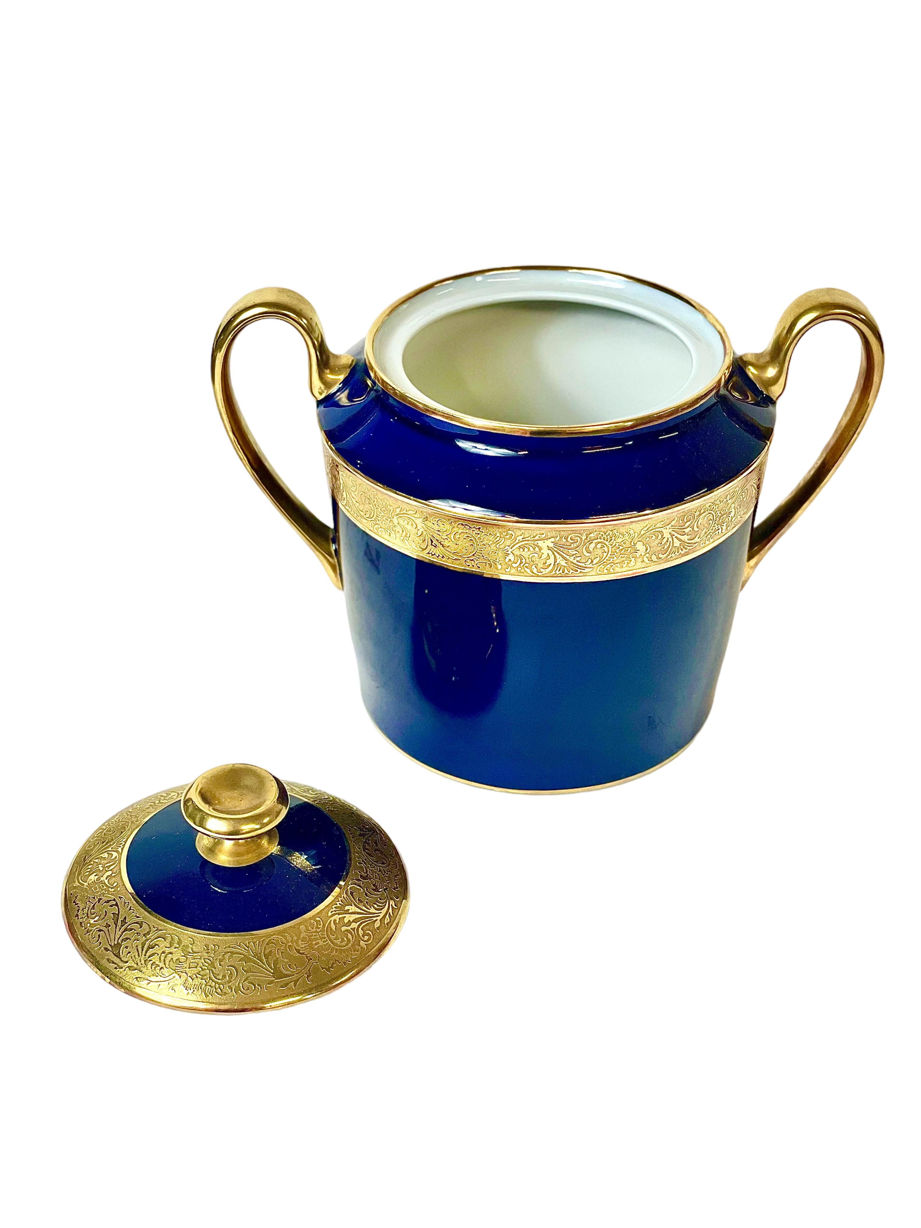 Limoges Porcelain Service Glazed in an Opulent Royal Blue with Gilt Edges In Good Condition For Sale In LA CIOTAT, FR