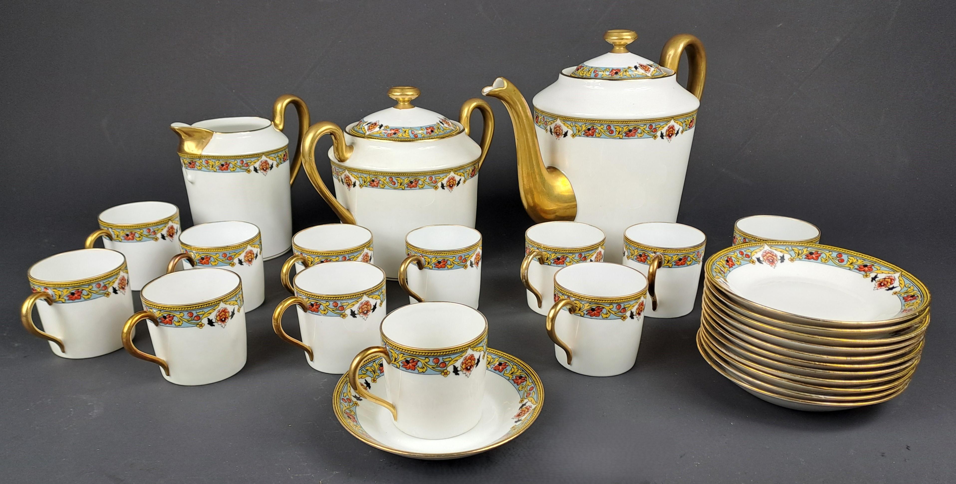 Service à café en porcelaine de Limoges de DESCOTTE, REBOISSON & BARRANGER, à décor de frise florale dans l'esprit Art Nouveau.

Service complet composé de 12 tasses et soucoupes, d'un pichet, d'un pot à lait et d'un sucrier.

CIRCA 1925

Parfait