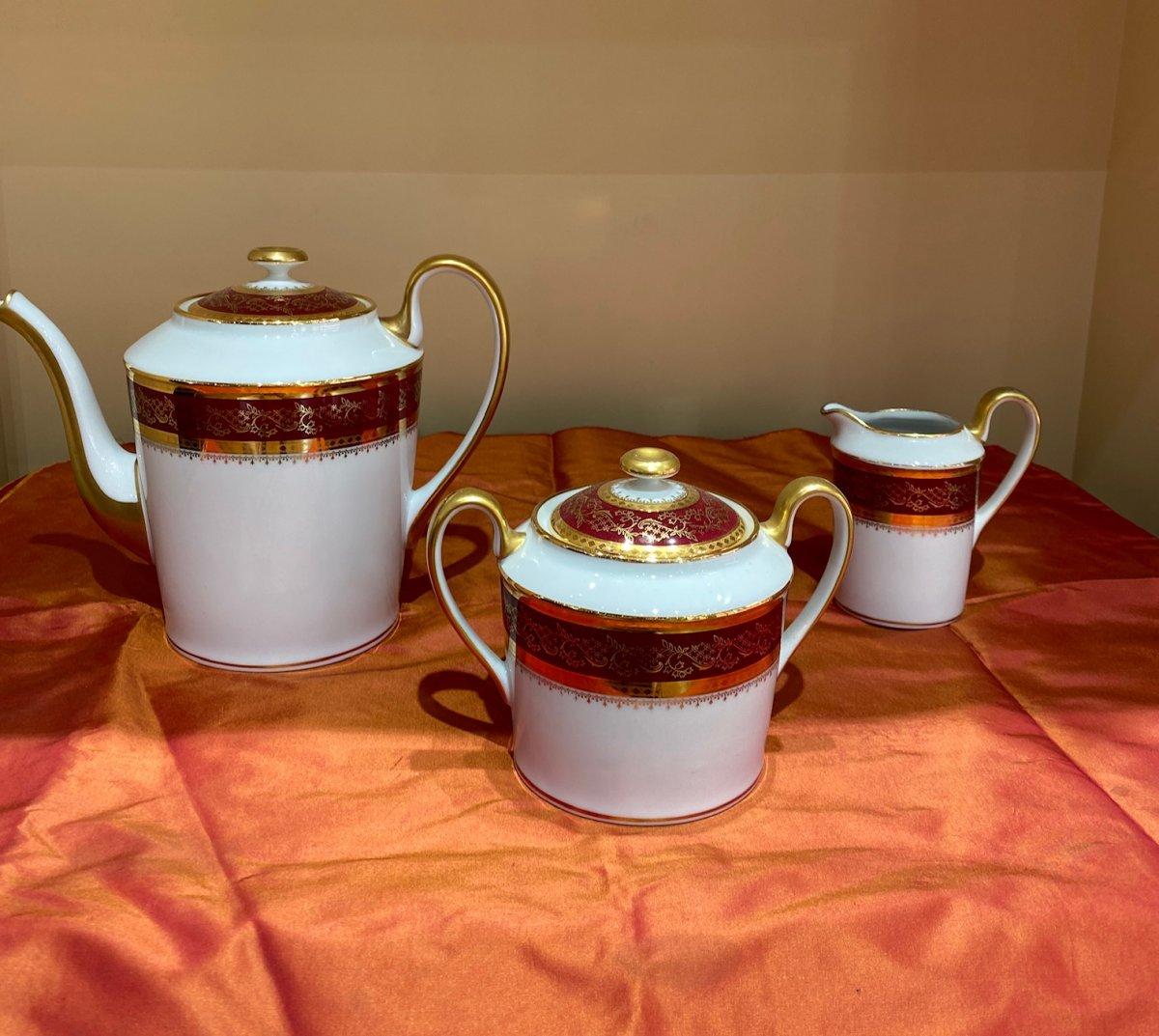 SET OF 10 COFFEE CUPS AND SAUCERS IN WHITE PORCELAIN WITH RED AND GOLD DECORATION. A COFFEE POT, A SUGAR POT AND A MILK JUG. THESE PIECES BEAR THE STAMP “Limoges S J France” Origin: French manufacture in LIMOGES / France Period: Mid-20th century.