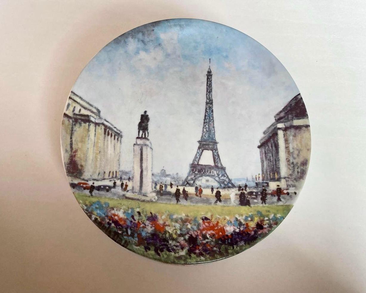 Français Assiettes de collection en porcelaine de Limoges, par Louis Dali, Sights of Paris France en vente