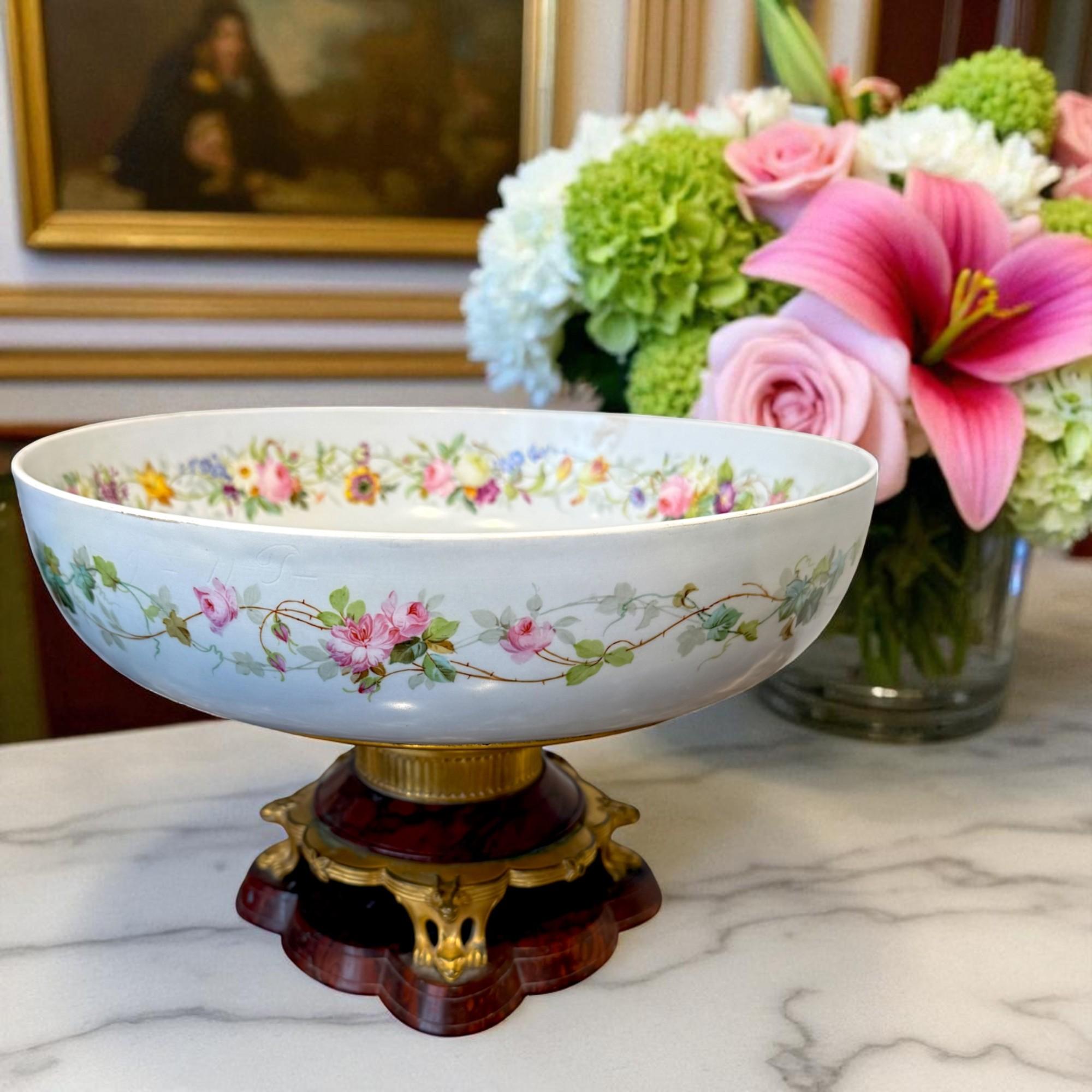 Taza de porcelana de Limoges sobre base de bronce dorado y mármol de Griotte, S. XIX en venta 3