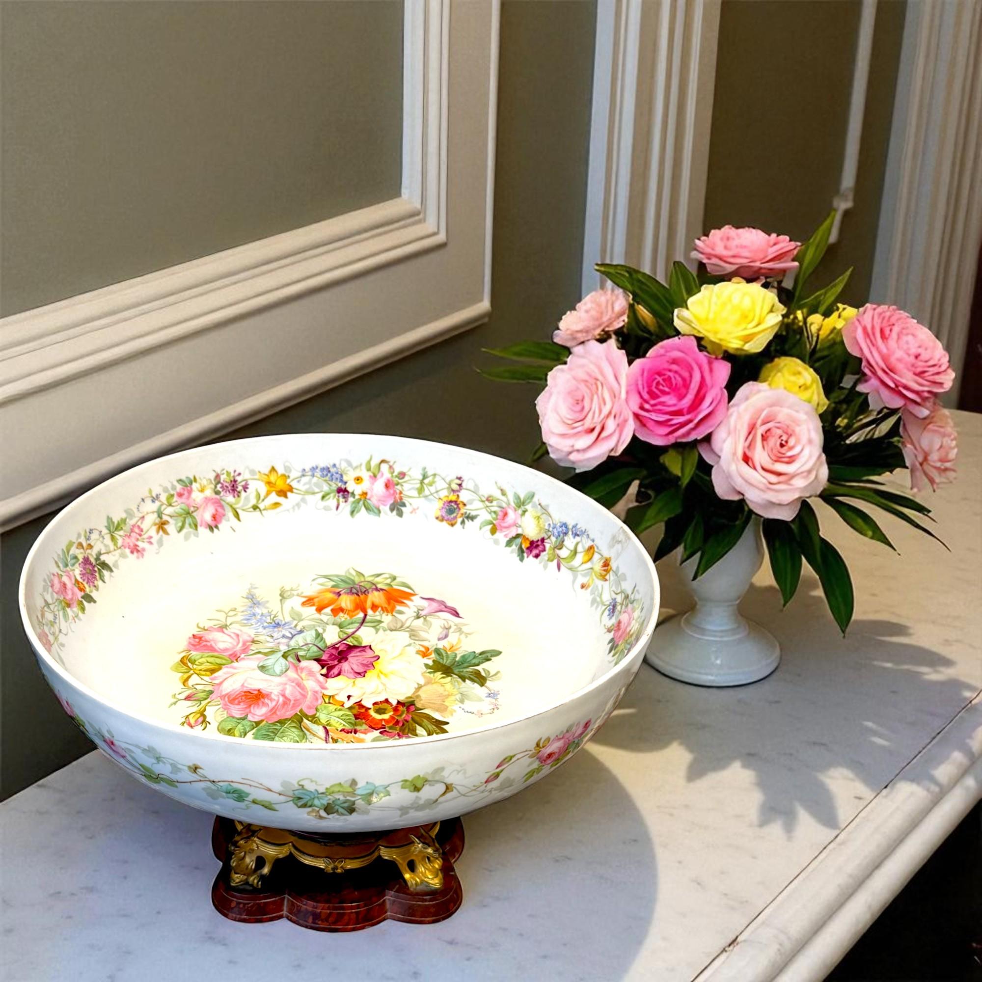 Taza de porcelana de Limoges sobre base de bronce dorado y mármol de Griotte, S. XIX en venta 4