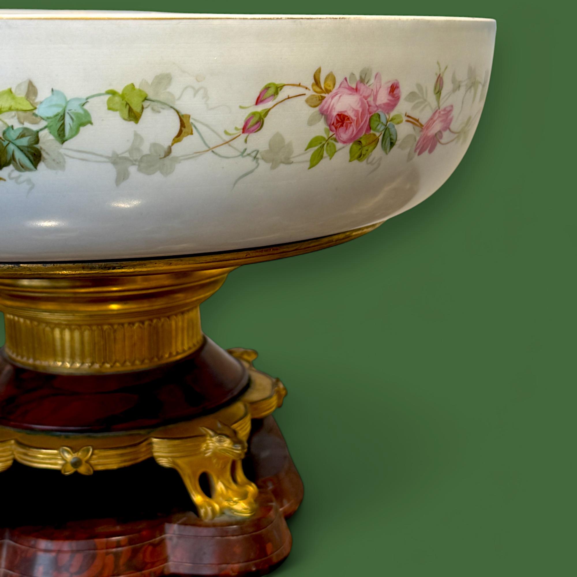 Taza de porcelana de Limoges sobre base de bronce dorado y mármol de Griotte, S. XIX Napoleón III en venta