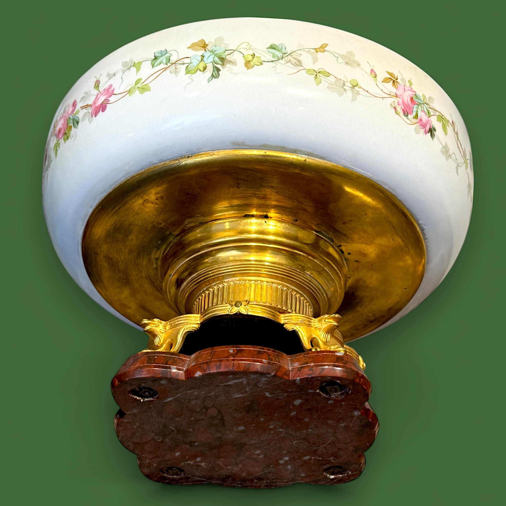 Taza de porcelana de Limoges sobre base de bronce dorado y mármol de Griotte, S. XIX Francés en venta
