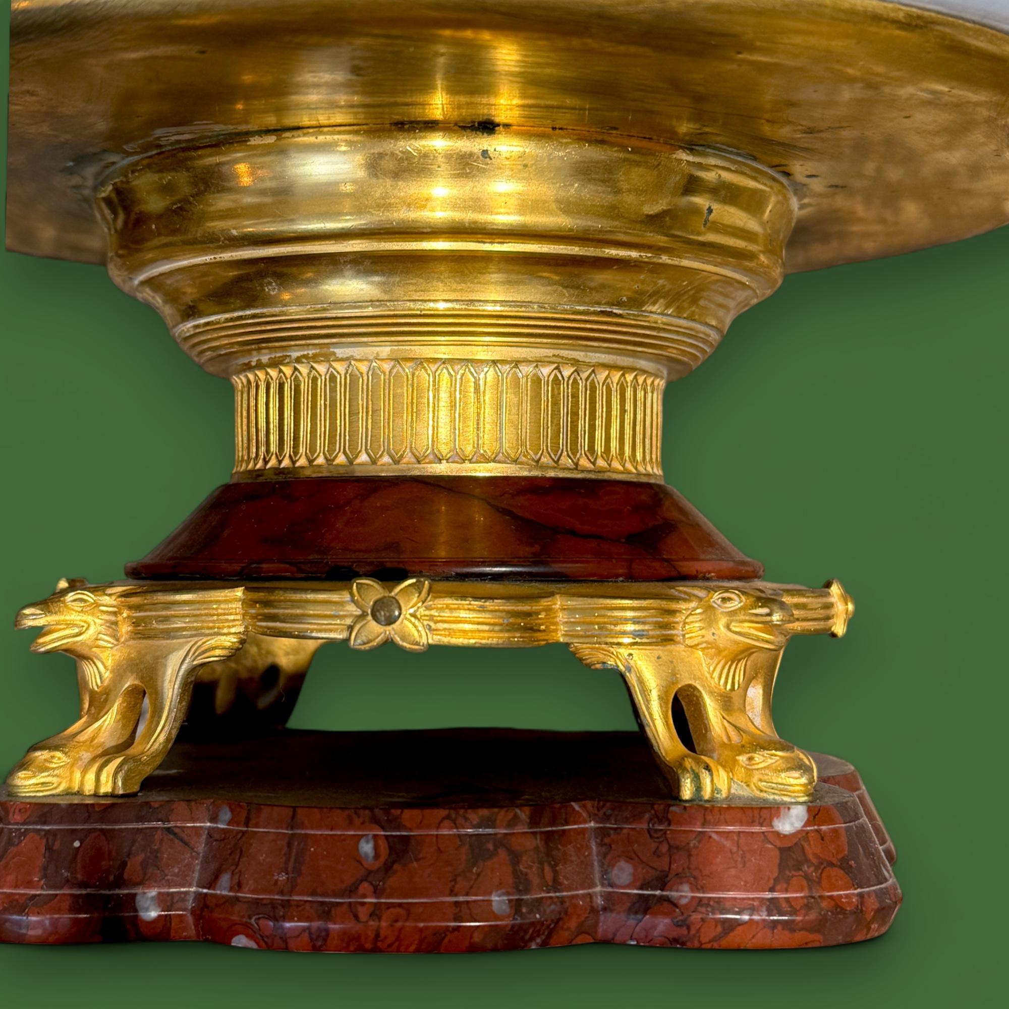 Taza de porcelana de Limoges sobre base de bronce dorado y mármol de Griotte, S. XIX en Bueno estado para la venta en NICE, FR