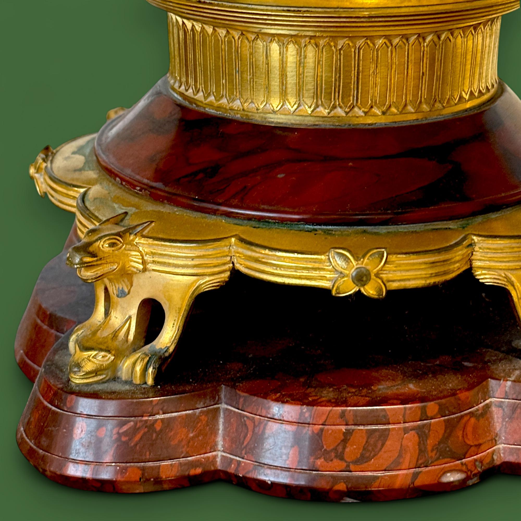 Taza de porcelana de Limoges sobre base de bronce dorado y mármol de Griotte, S. XIX siglo XIX en venta