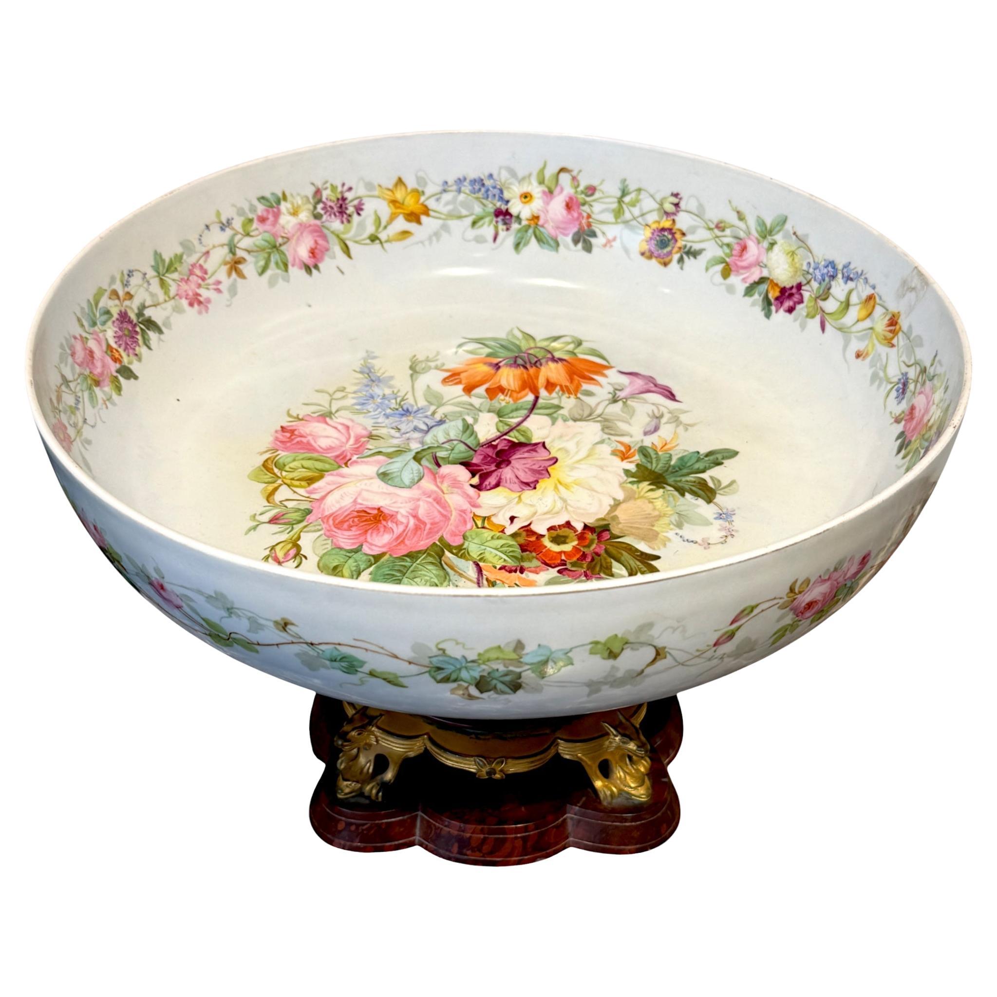 Taza de porcelana de Limoges sobre base de bronce dorado y mármol de Griotte, S. XIX en venta