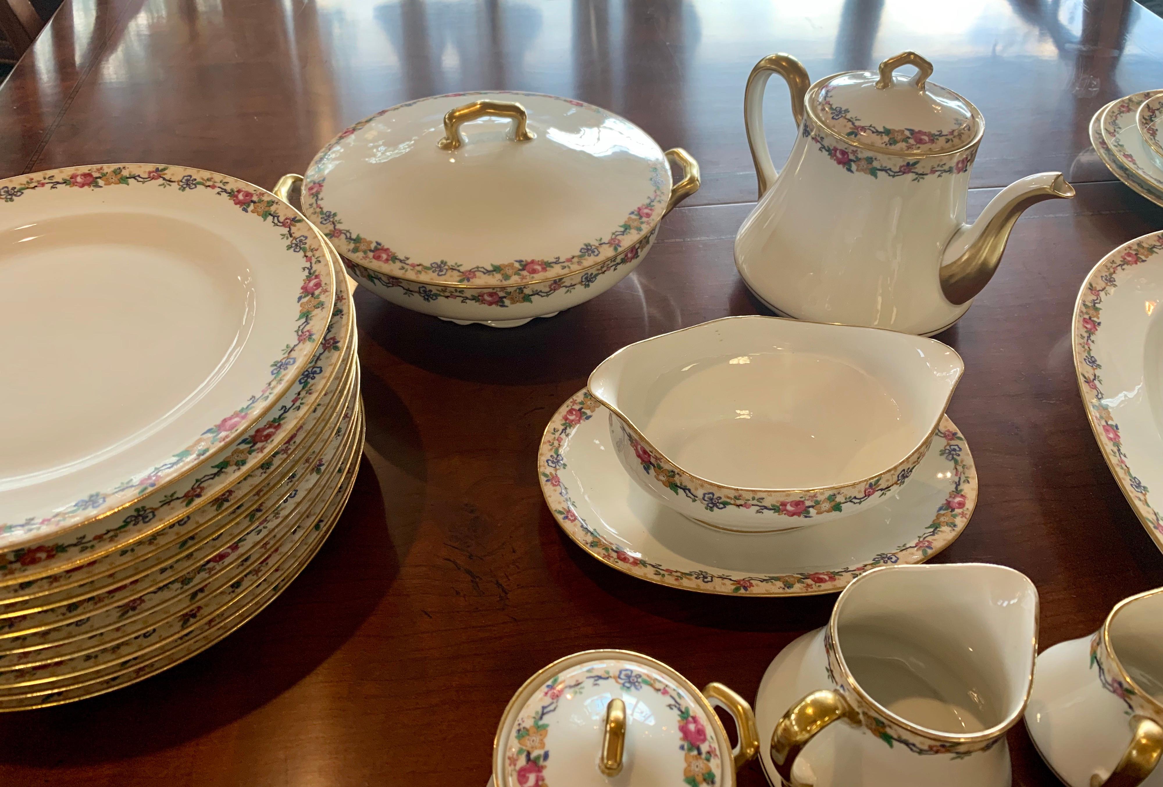 Limoges Porcelain Dinner Service Fine China Service 1916 Extensive 105 Pieces In Good Condition In West Hartford, CT