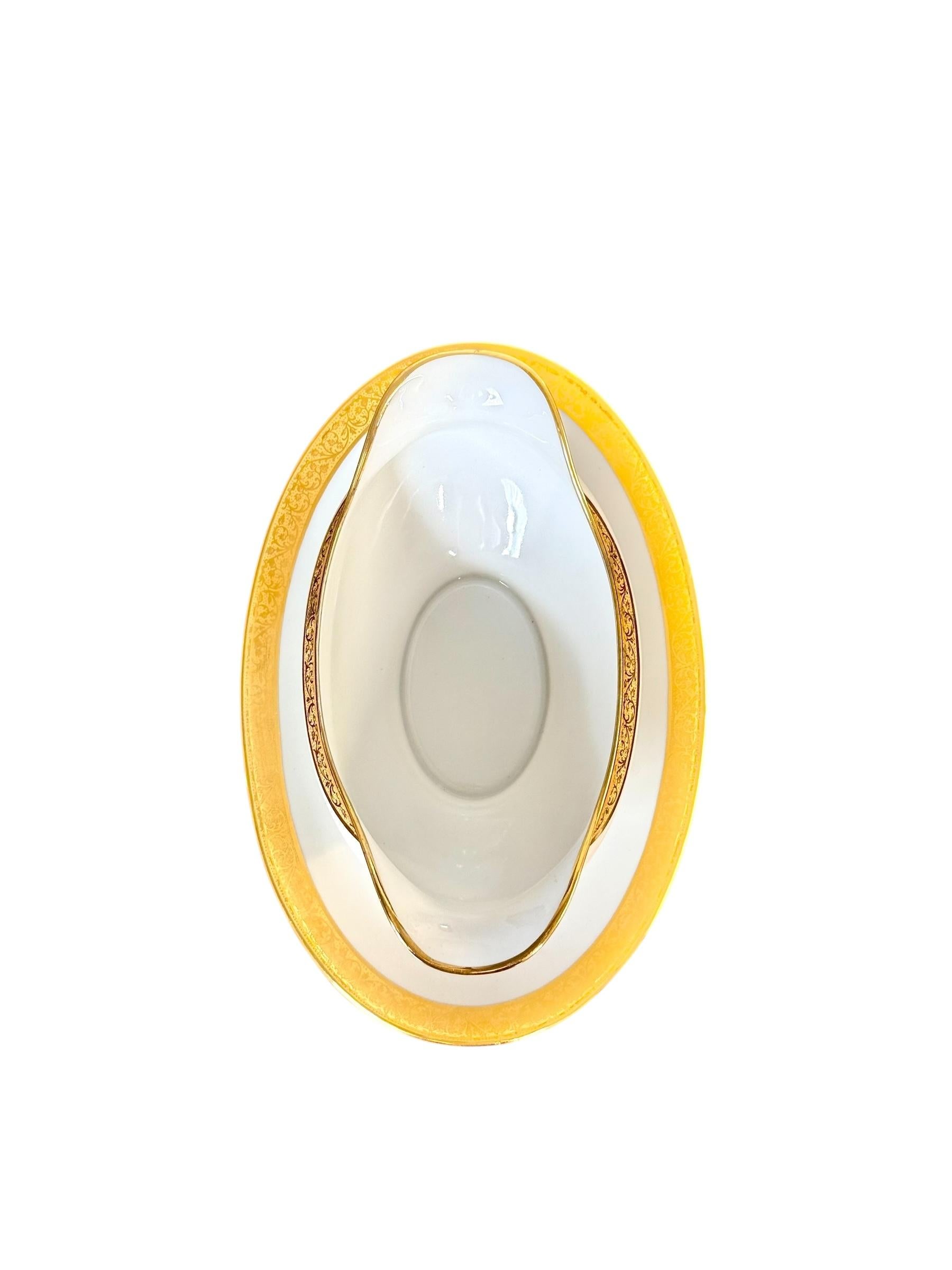 Servizio da tavola in porcellana di Limoges con rifiniture in oro, 41 pezzi circa anni '30 in vendita 8