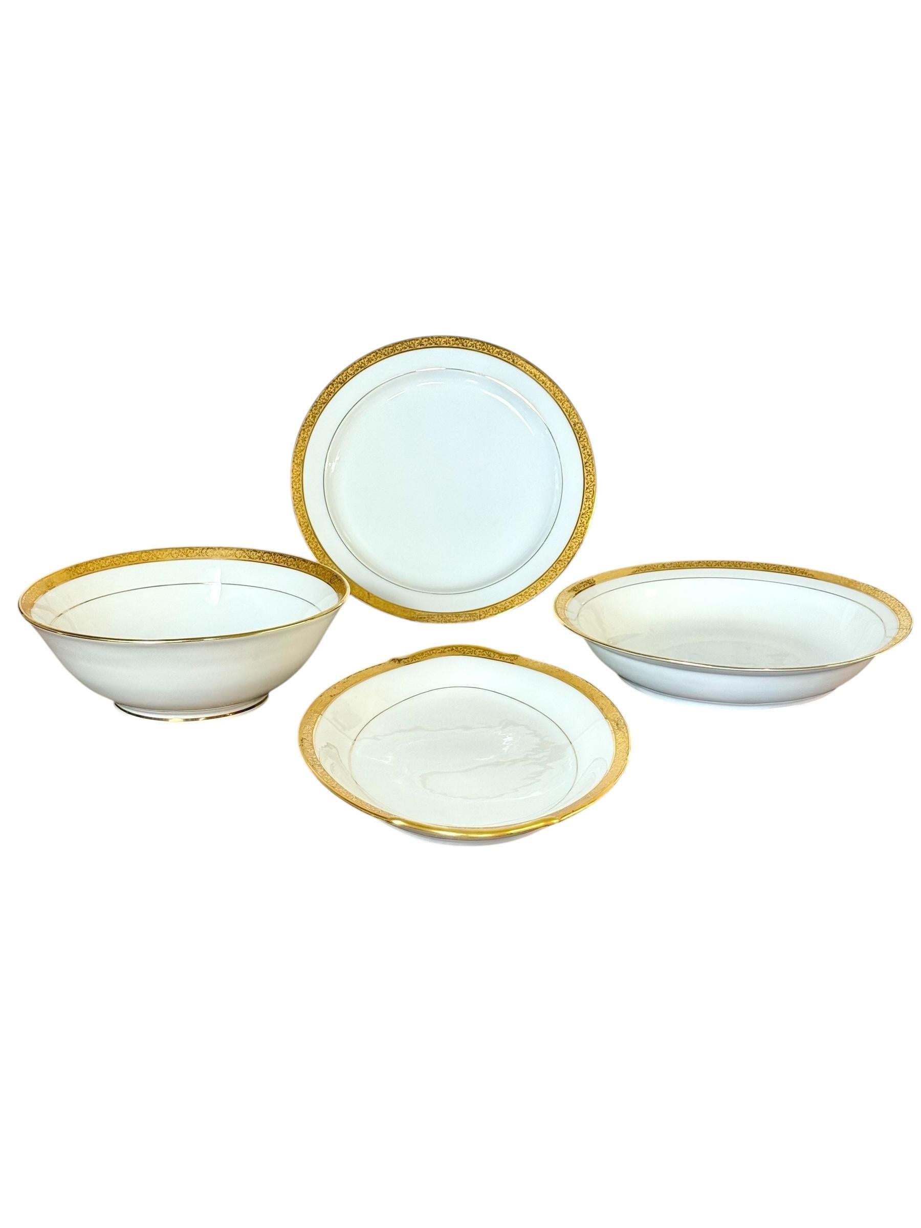 Servizio da tavola in porcellana di Limoges con rifiniture in oro, 41 pezzi circa anni '30 in vendita 11