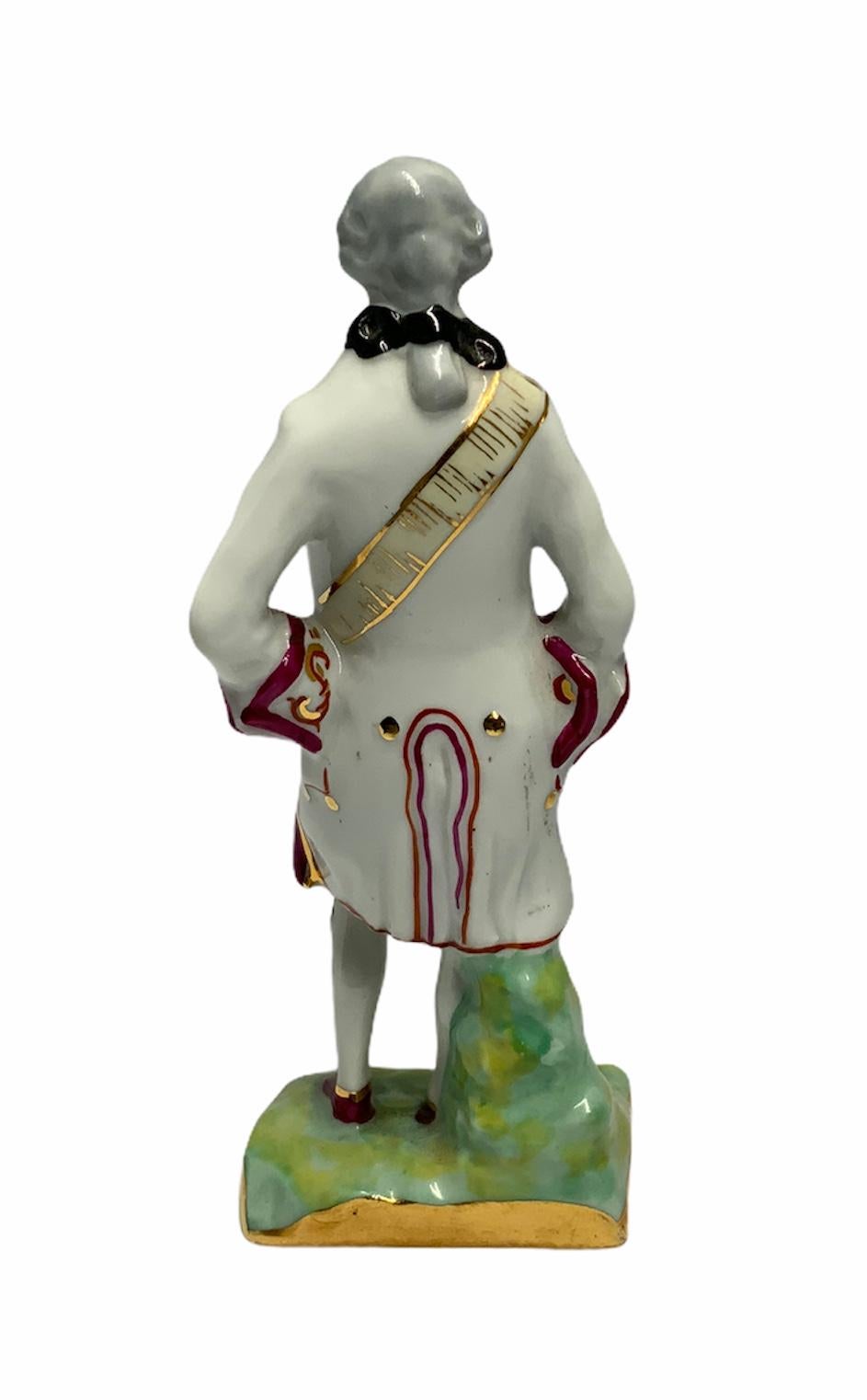 Victorien Figurine en porcelaine de Limoges représentant un gentilhomme du XVIIIe siècle en vente