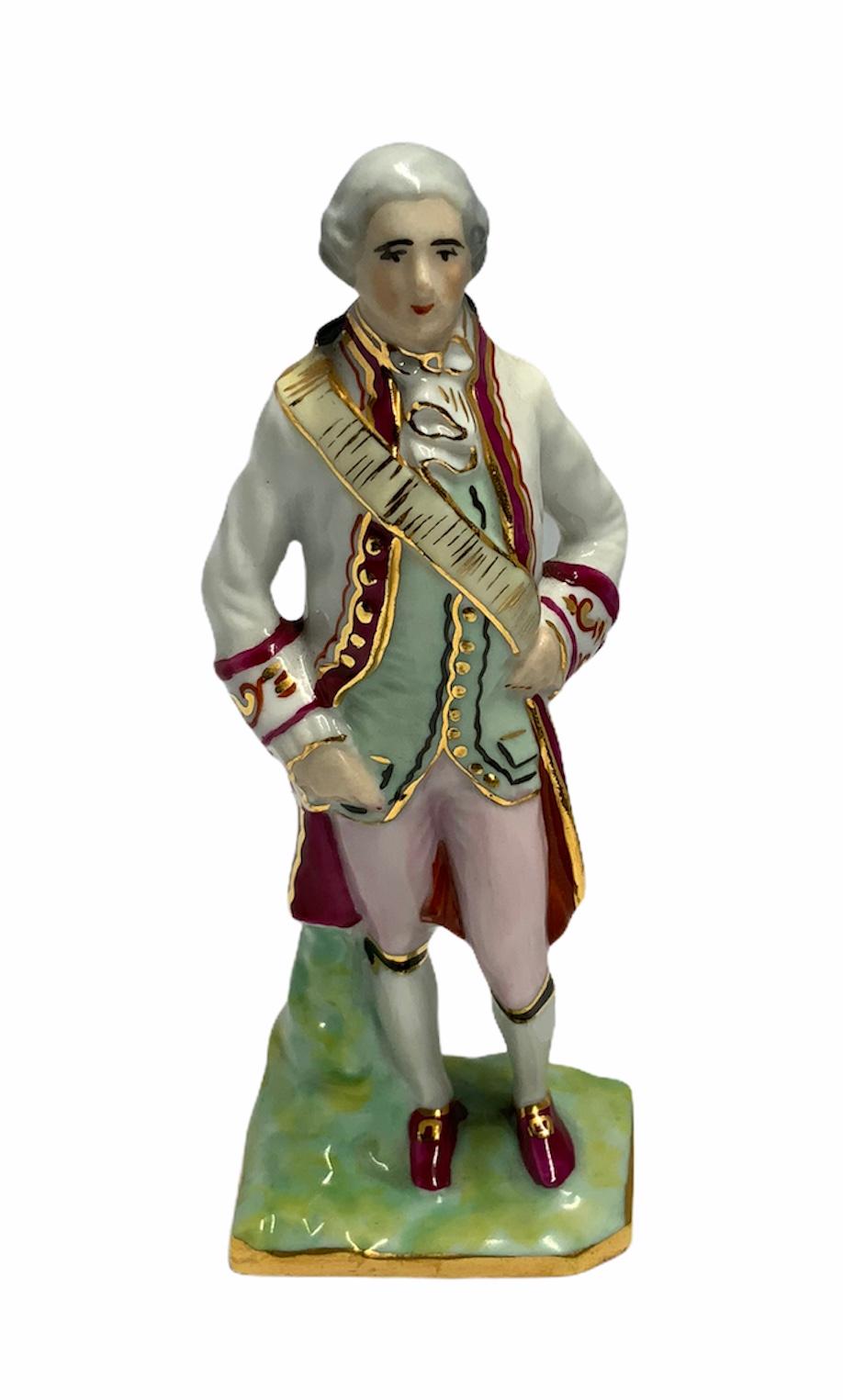 Français Figurine en porcelaine de Limoges représentant un gentilhomme du XVIIIe siècle en vente