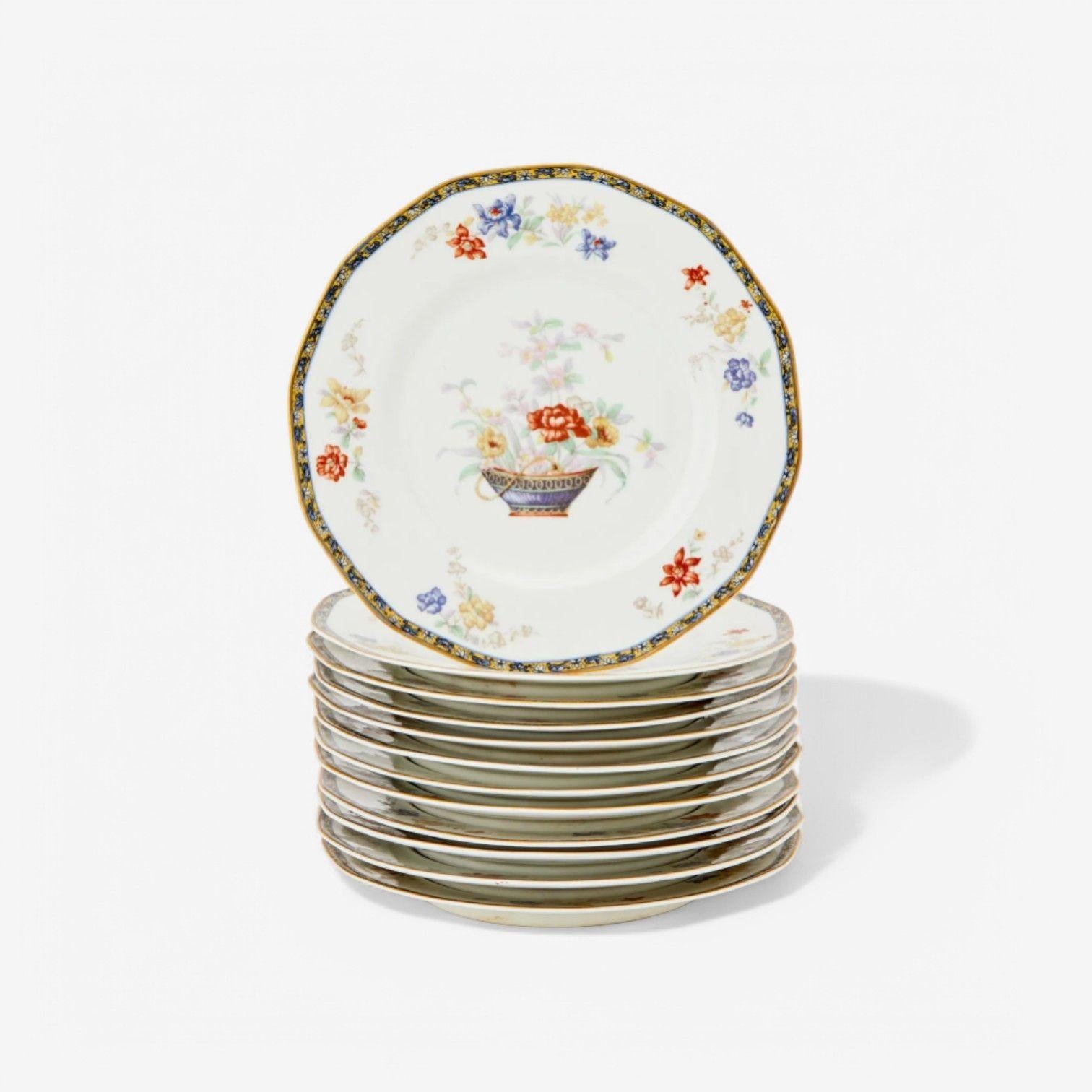 Limoges, Porcelaine, Design/One, Douze assiettes à dîner Haviland, Paris, C.I.C.

Ensemble de douze assiettes en porcelaine de Limoges vendues par Au Vase Etrusque, Paris, début du 20e siècle. Chacune est imprimée par transfert et peinte avec un