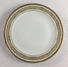 Servizio da tavola neoclassico in porcellana di Limoges con bordi dorati 70 pezzi, firmato