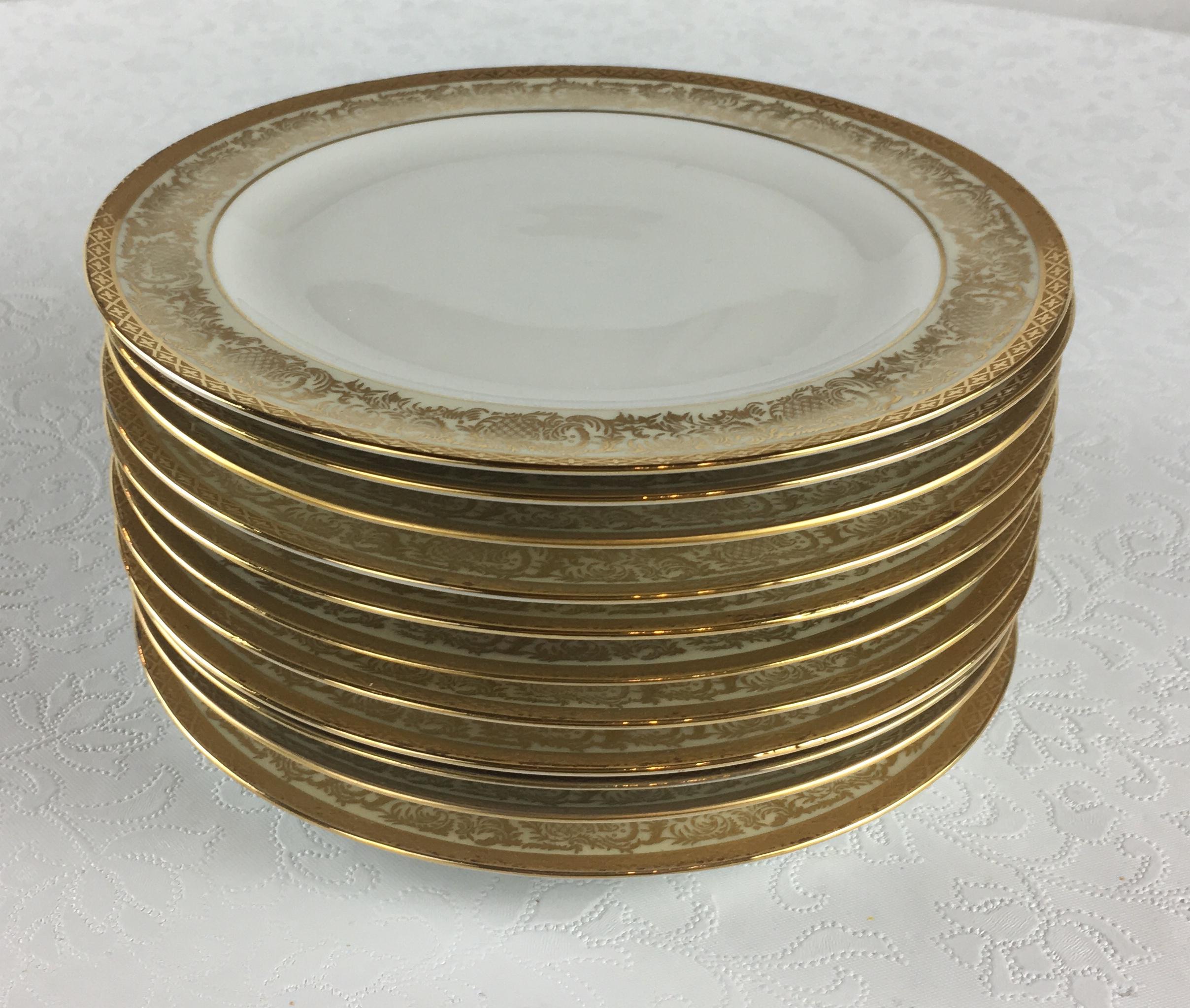 Fatto a mano Servizio da tavola neoclassico in porcellana di Limoges con bordi dorati 70 pezzi, firmato in vendita