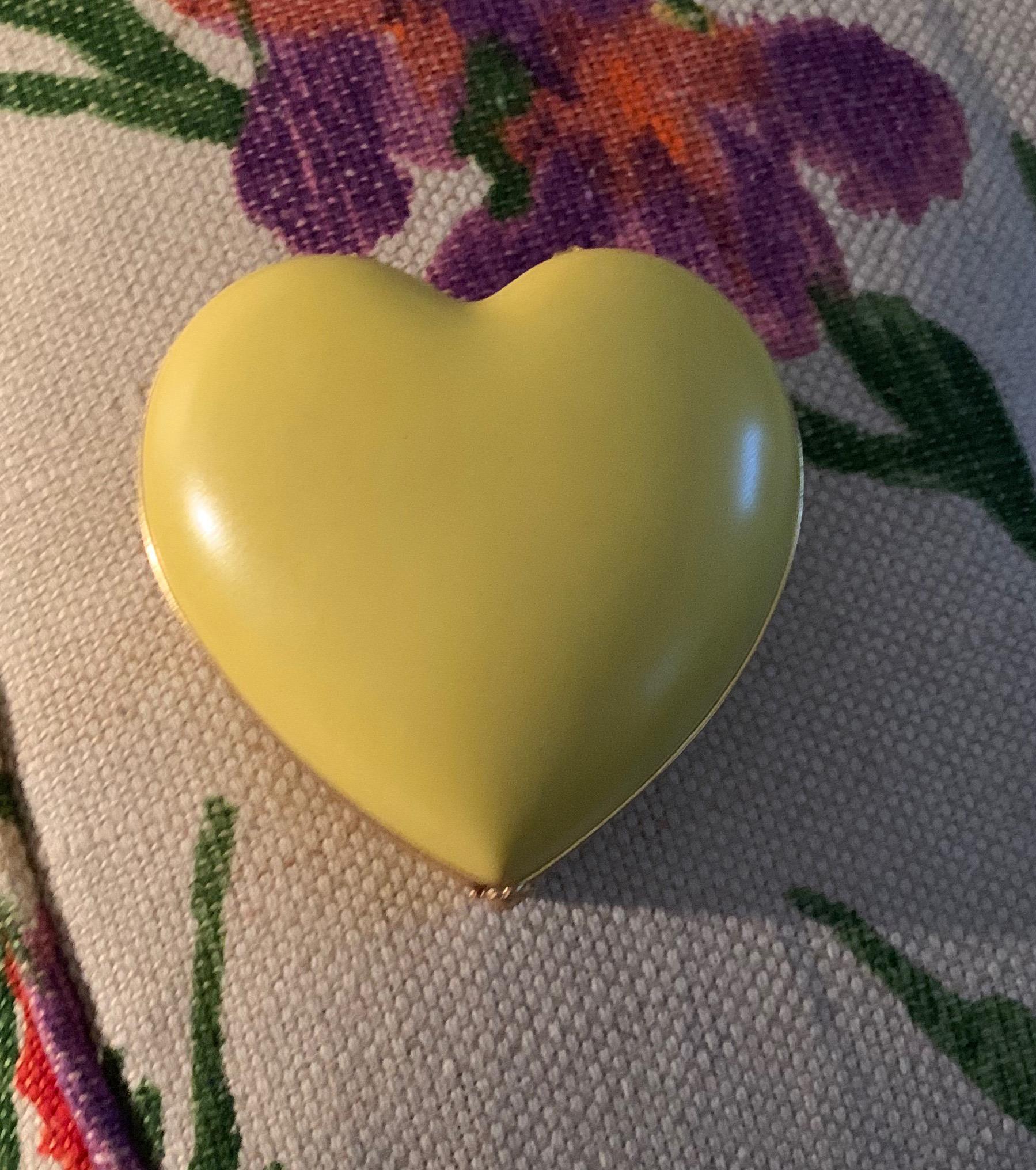 Limoges porcelain heart trinket box, canary yellow.
French porcelain jewelry bic with brass accent and clasp. 2 available. Listing is for one. With maker’s mark.