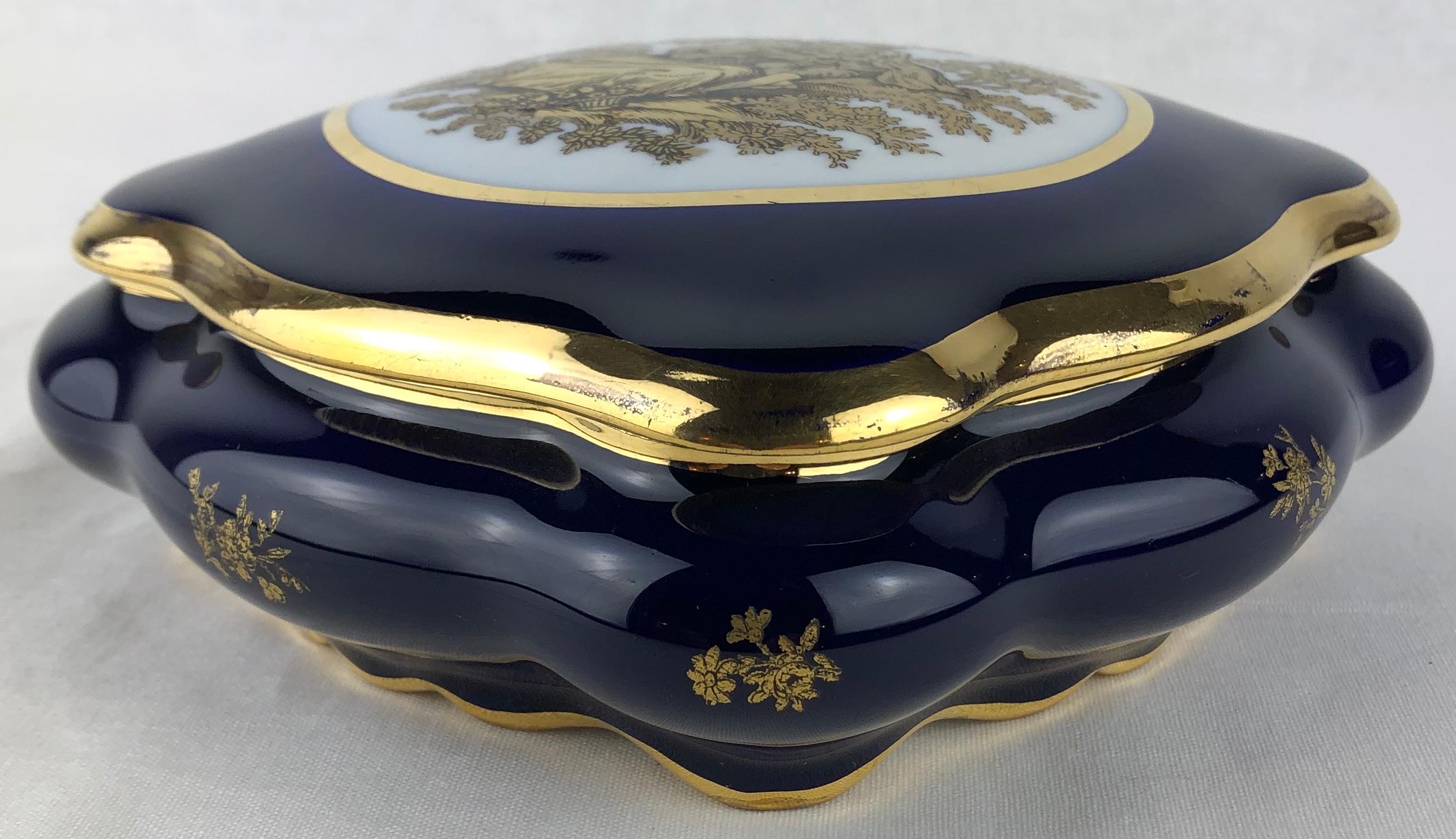 Napoléon III Boîte à bonbons ou à bijoux en porcelaine de Limoges à couvercle Français en vente