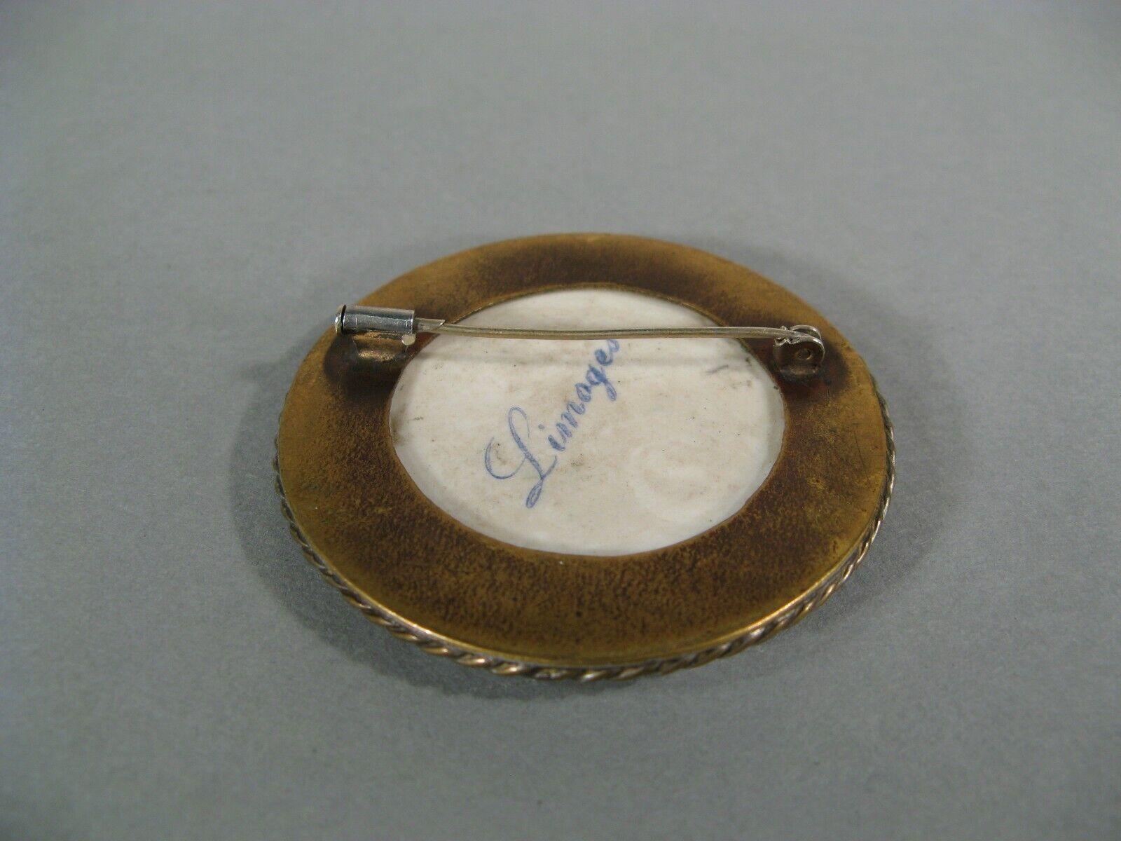Broche miniatura de porcelana de Limoges, Escena galante con juglar - 1Y210 4