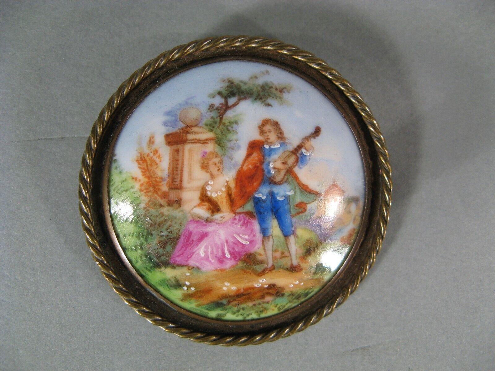 Broche miniatura de porcelana de Limoges, Escena galante con juglar - 1Y210 en Bueno Estado en Bordeaux, FR