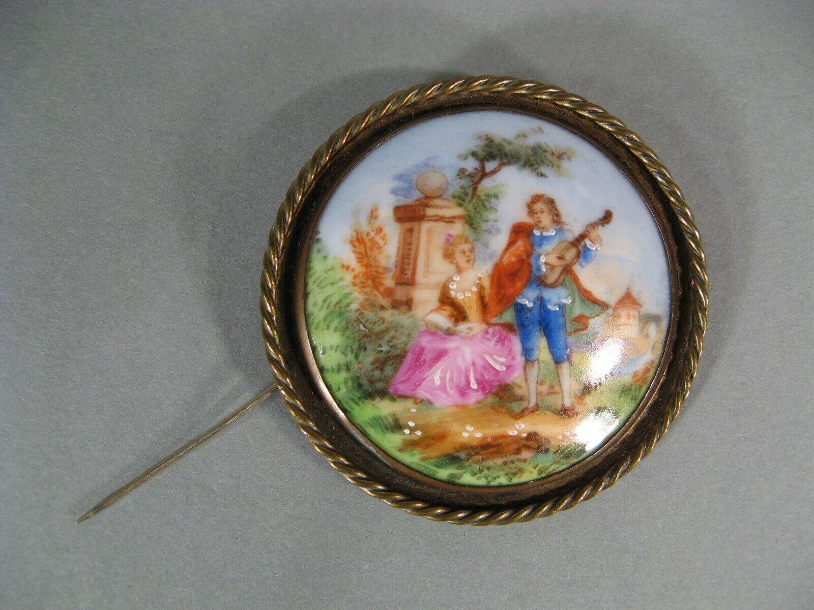 Broche miniatura de porcelana de Limoges, Escena galante con juglar - 1Y210 Latón
