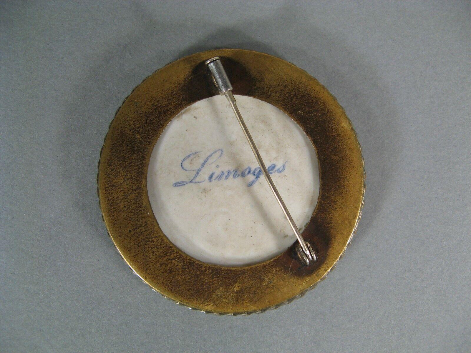 Broche miniatura de porcelana de Limoges, Escena galante con juglar - 1Y210 1