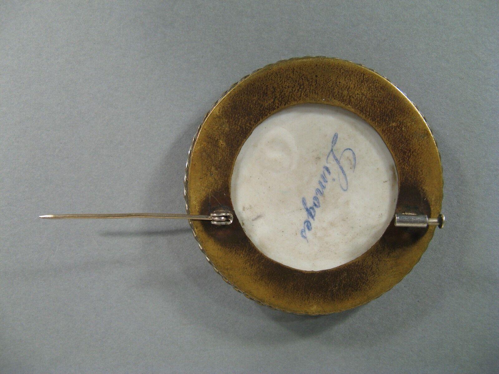 Broche miniatura de porcelana de Limoges, Escena galante con juglar - 1Y210 2