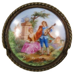 Broche miniatura de porcelana de Limoges, Escena galante con juglar - 1Y210