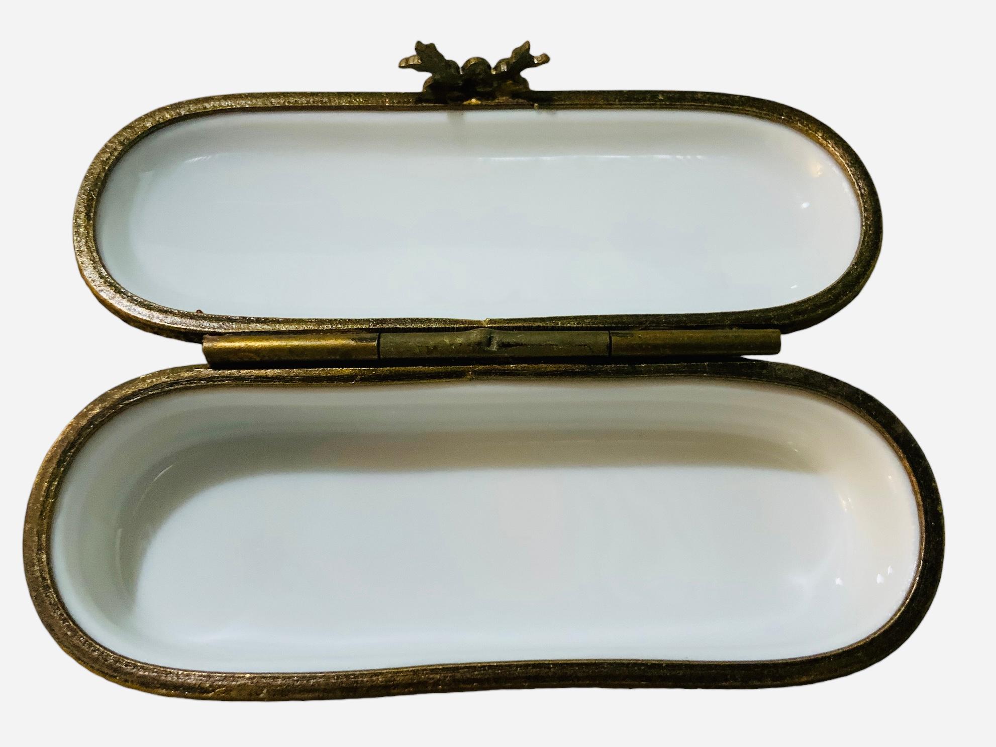 Caja de baratijas Aguja de porcelana de Limoges Pintado a mano en venta