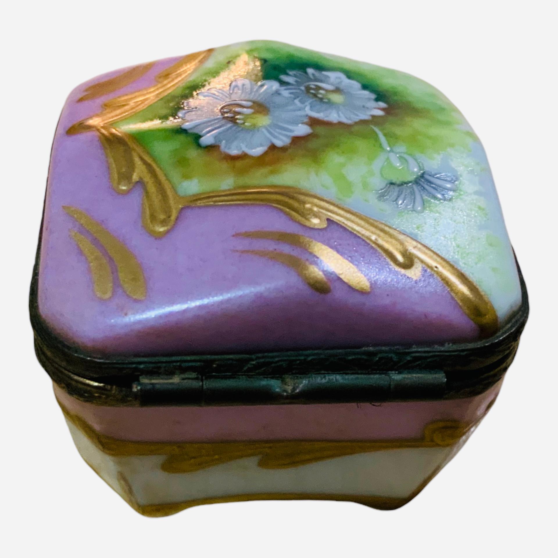 Limoges Porcelain Octagonal Trinket box In Good Condition For Sale In Guaynabo, PR