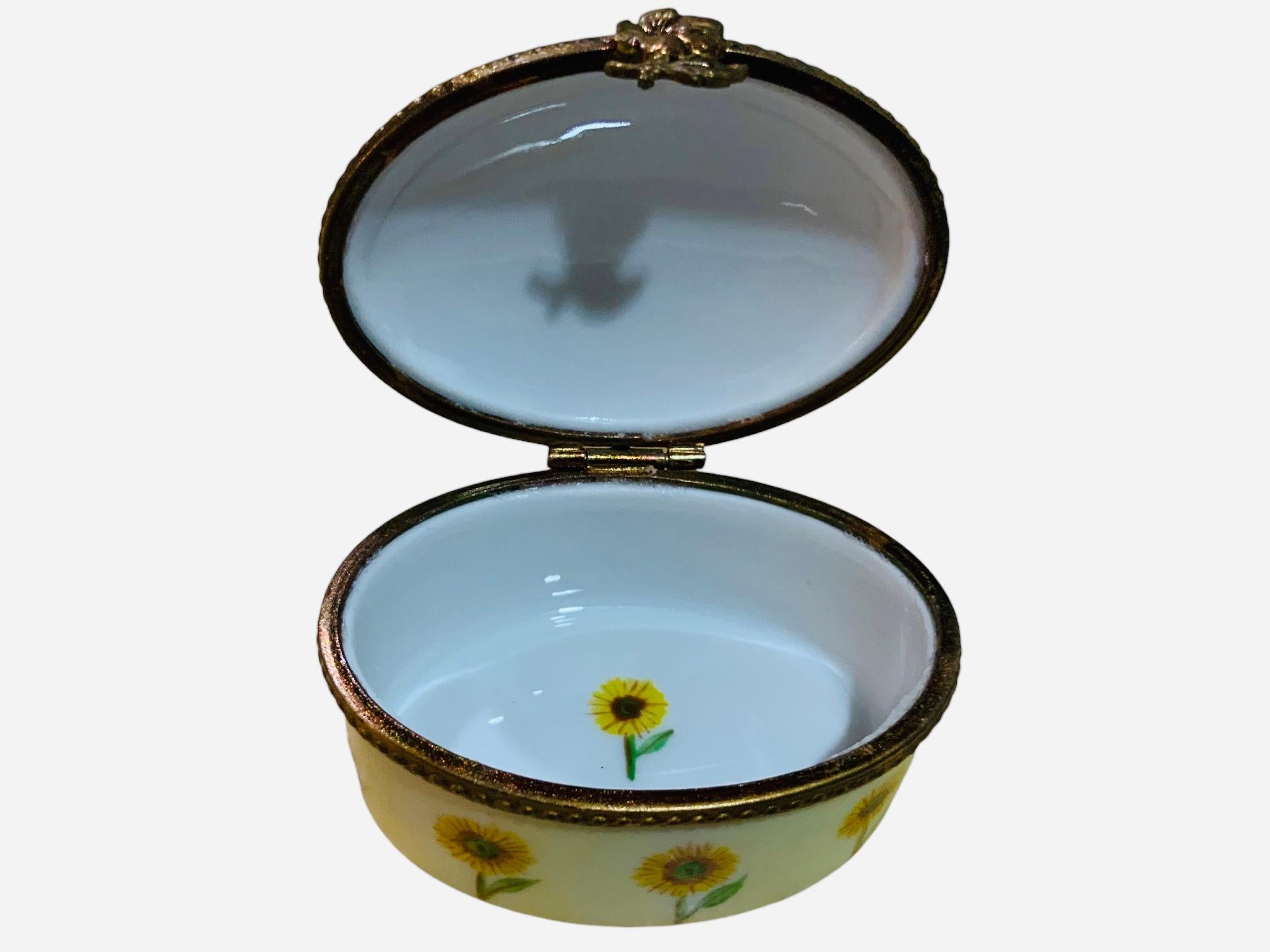 Caja de baratijas ovalada de porcelana de Limoges en venta 2