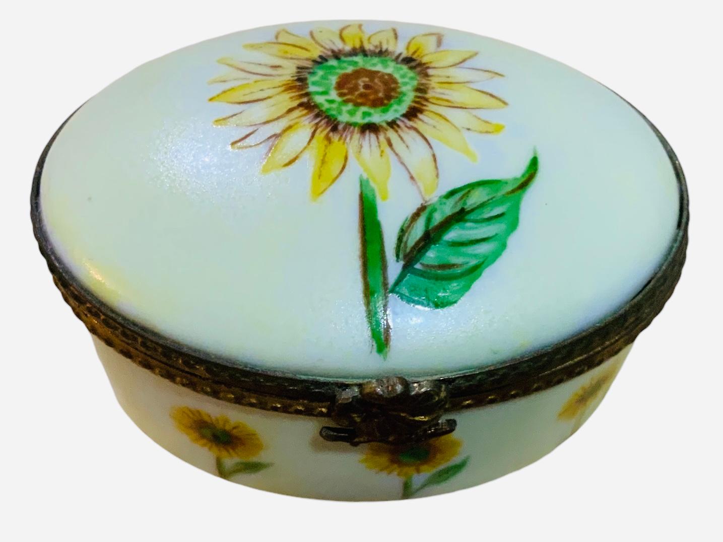 Caja de baratijas ovalada de porcelana de Limoges en venta 3