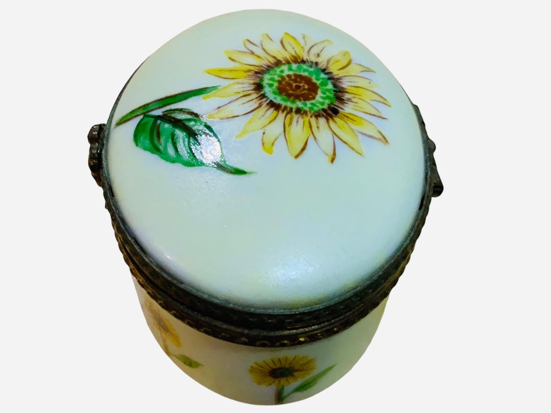 Caja de baratijas ovalada de porcelana de Limoges Francés en venta