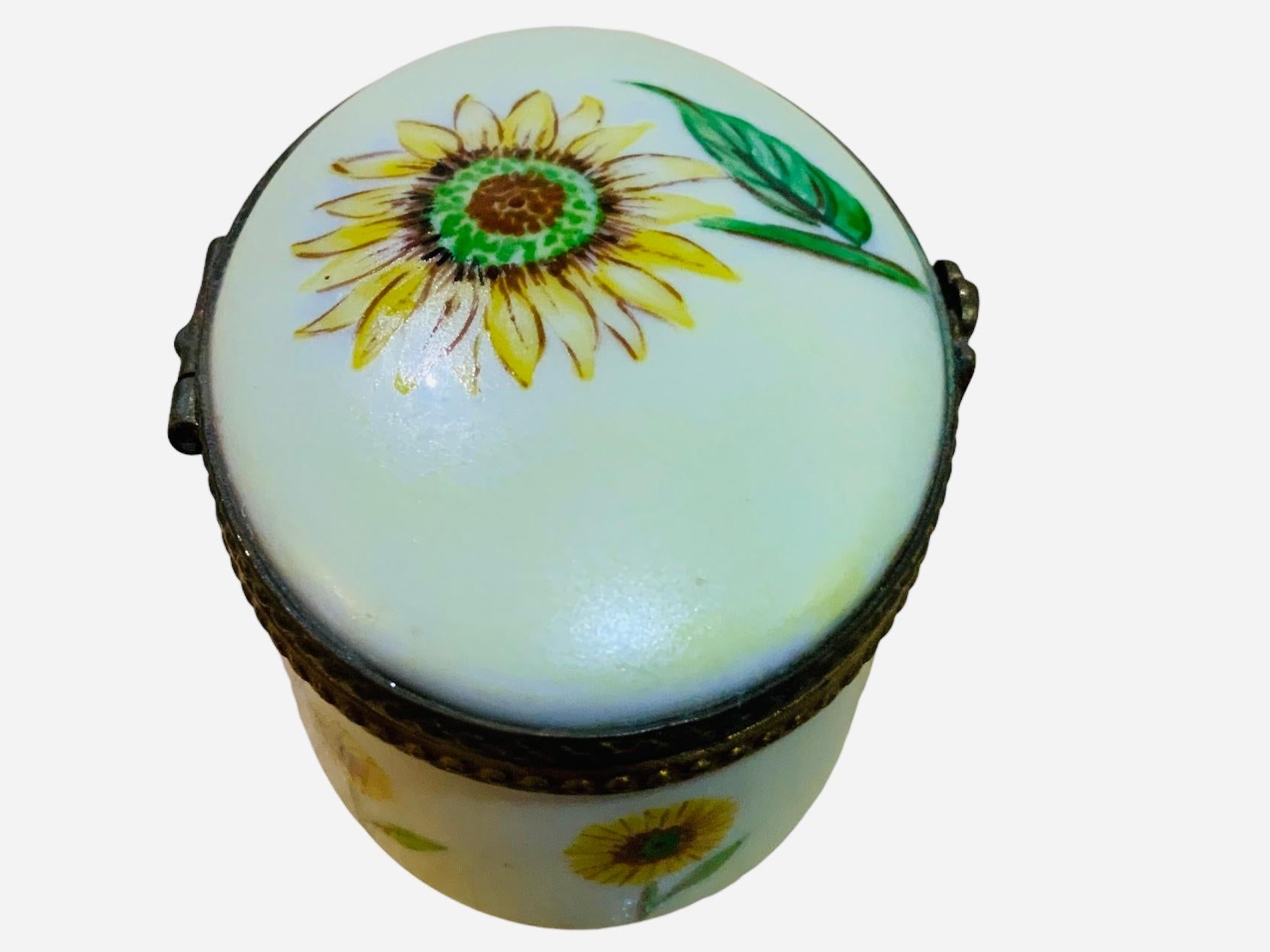 Caja de baratijas ovalada de porcelana de Limoges Pintado a mano en venta