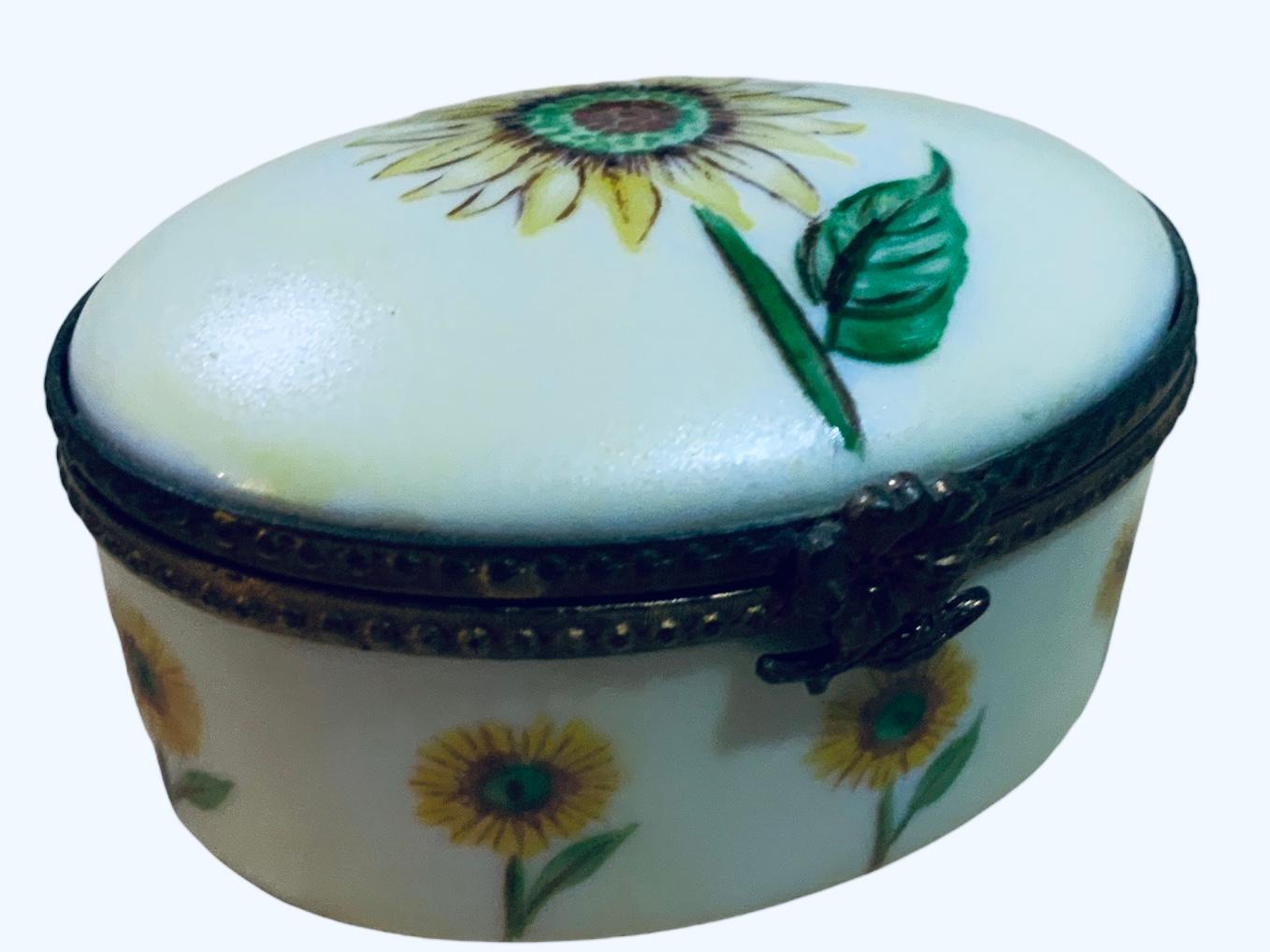 Caja de baratijas ovalada de porcelana de Limoges en Bueno estado para la venta en Guaynabo, PR