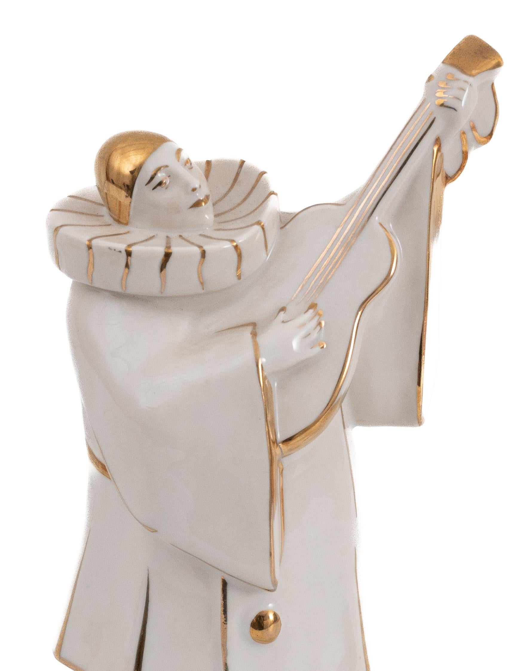 Limoges Porzellan Pierrot Musiker in Weiß und Gold von Edouard Marcel Sandoz (Art déco) im Angebot